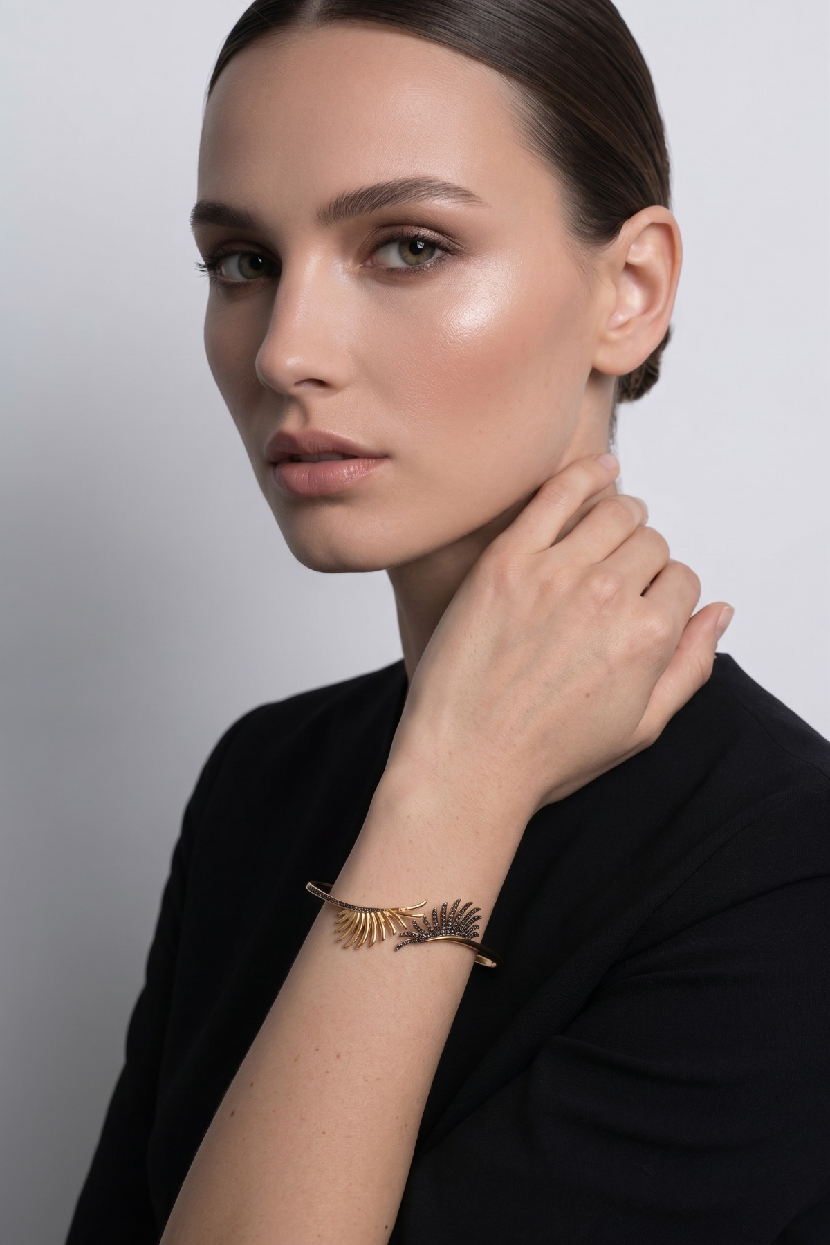 Schwarzes Zirkonstein-Engelsflügel-Armband, 14 Karat