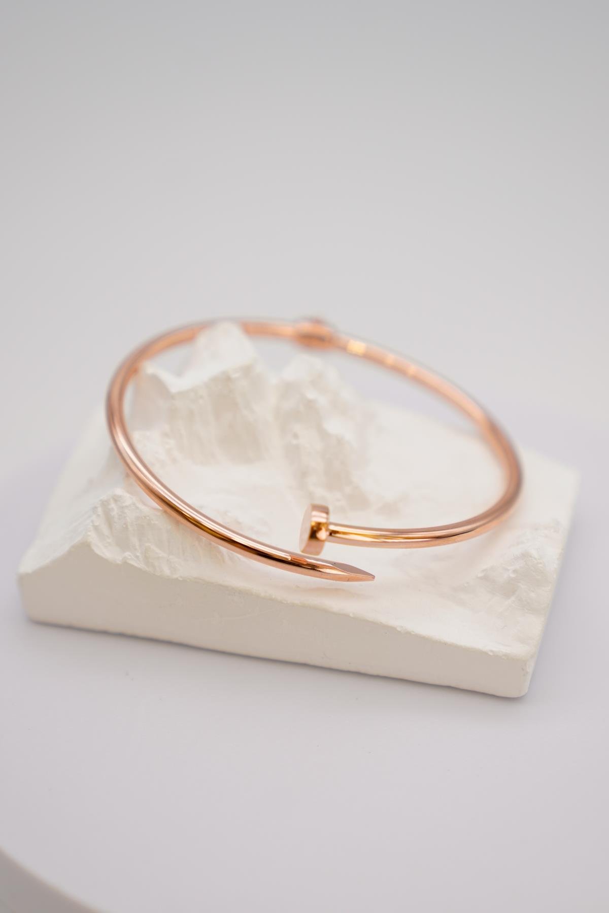 14 Ayar Rose Altın Kadın Bilezik – Çivi Formlu Modern Tasarım, Hafif ve Zarif Aksesuar