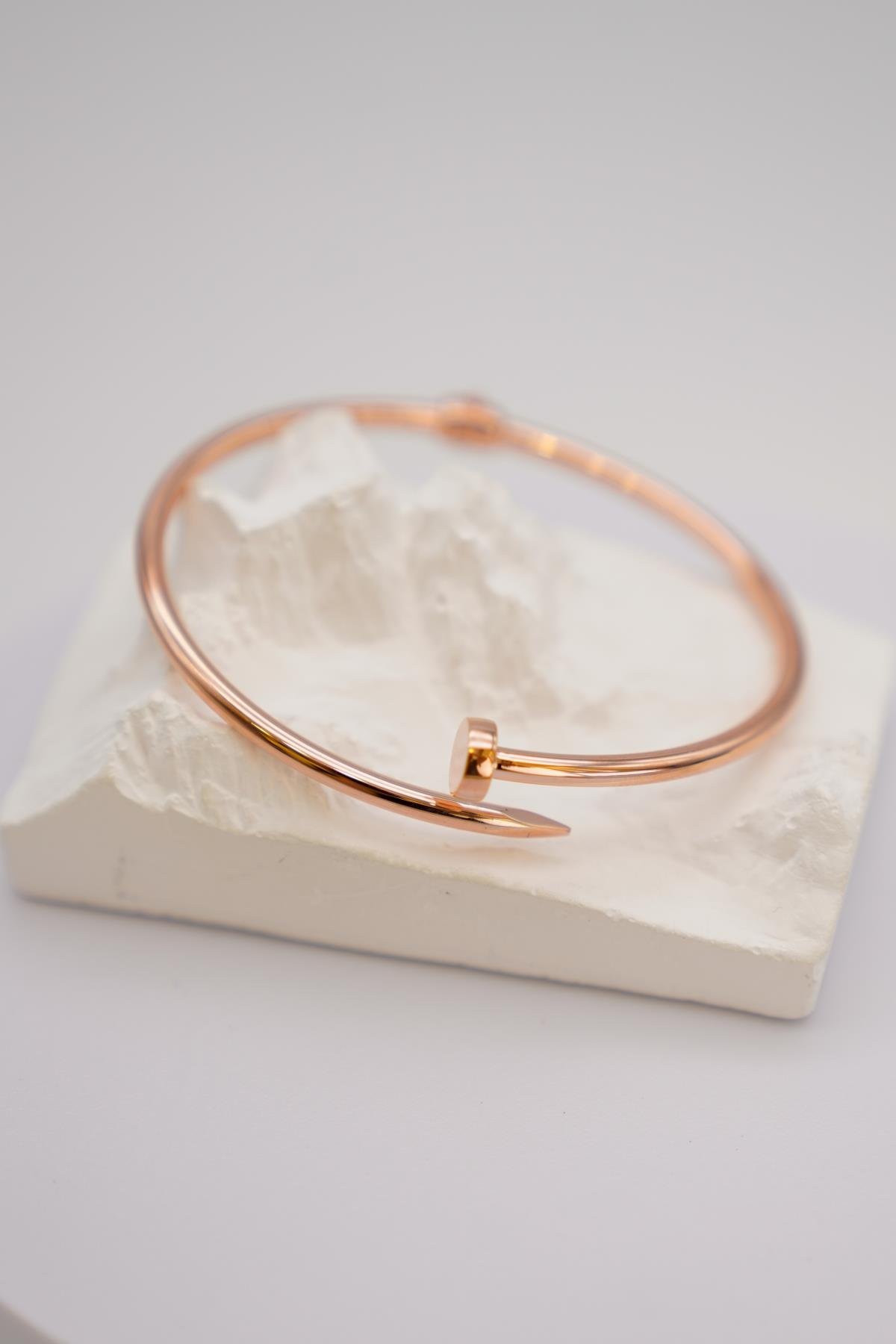 14 Ayar Rose Altın Kadın Bilezik – Çivi Formlu Modern Tasarım, Hafif ve Zarif Aksesuar