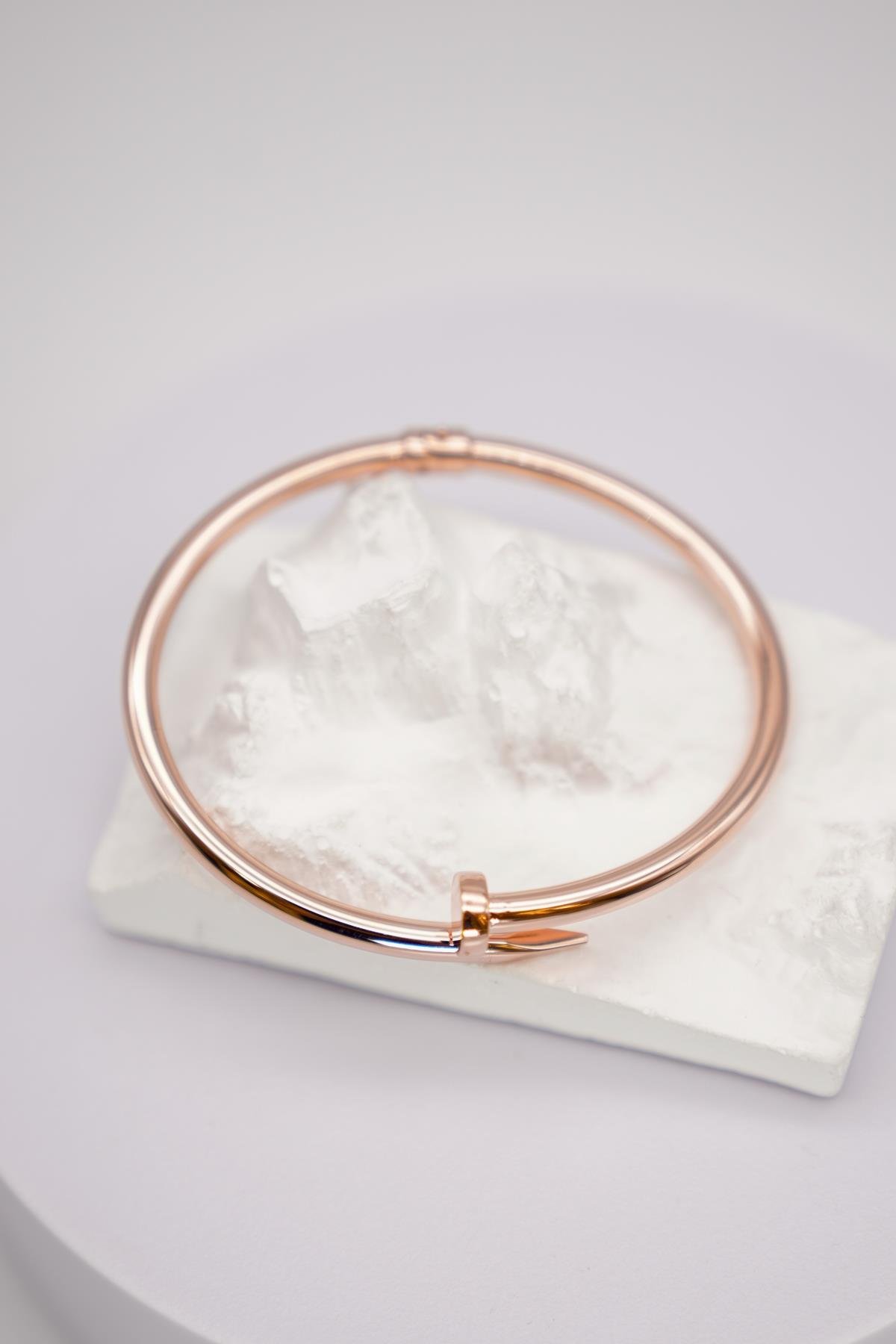 14 Ayar Rose Altın Kadın Bilezik – Çivili Açık Tasarım, Modern ve Şık Detaylarla