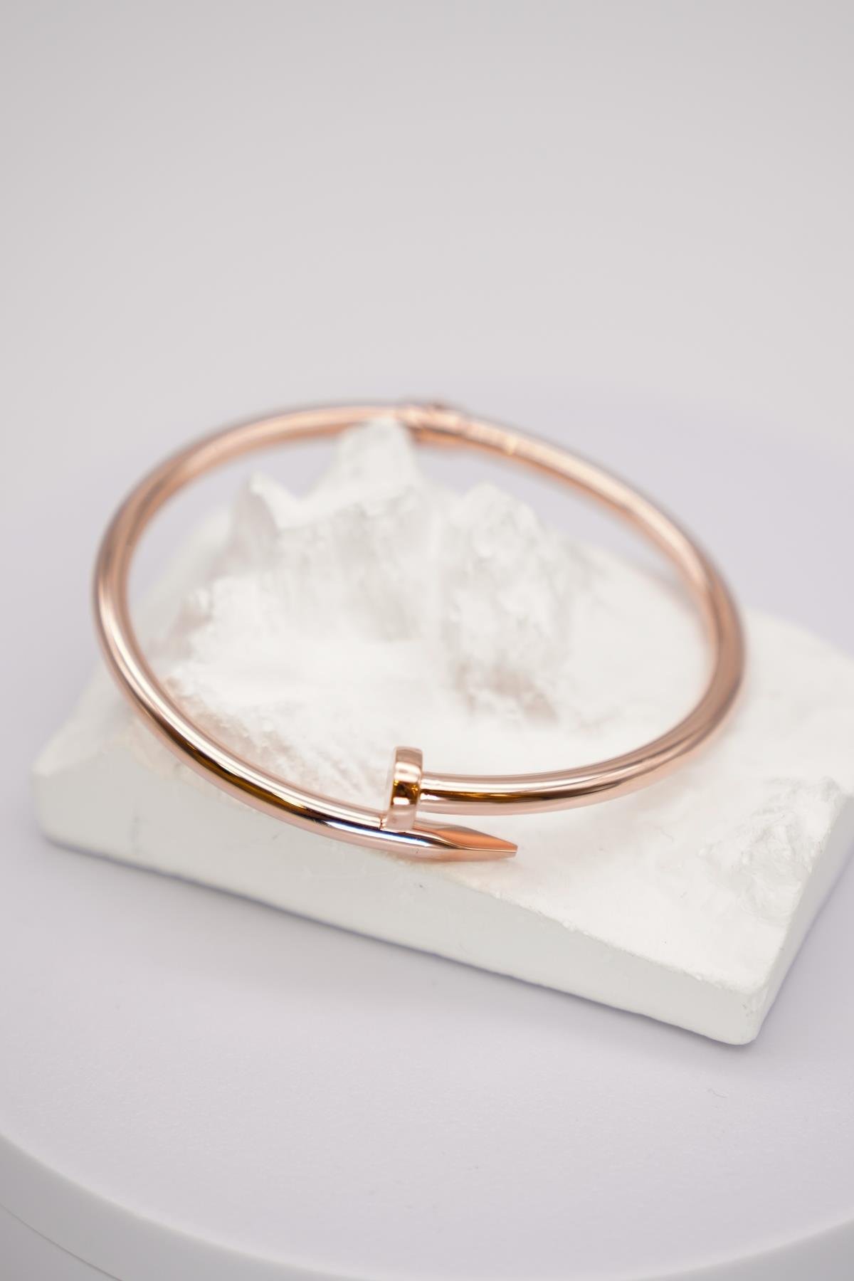 14 Ayar Rose Altın Kadın Bilezik – Çivili Açık Tasarım, Modern ve Şık Detaylarla