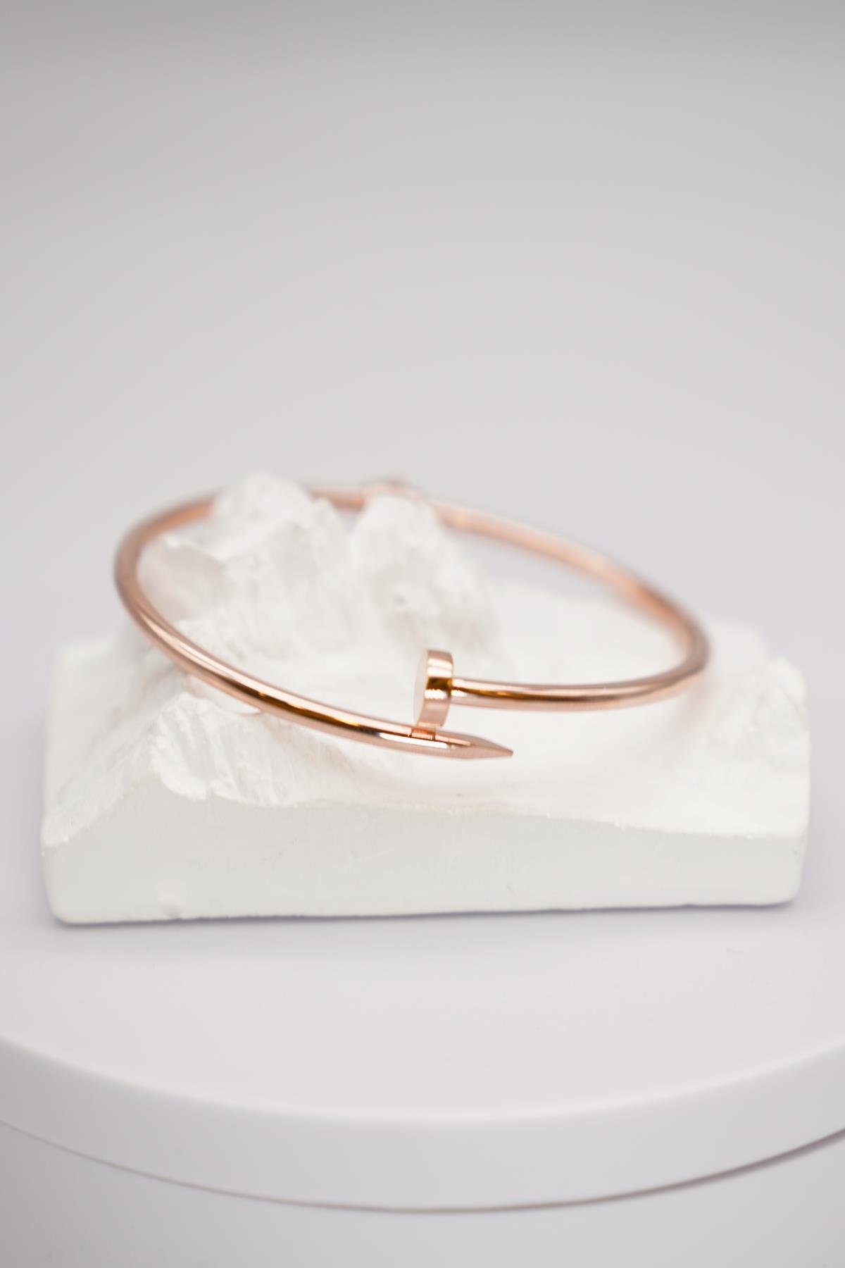 14 Ayar Rose Altın Kadın Bilezik – Kapalı Formda Şık ve Minimal Tasarım