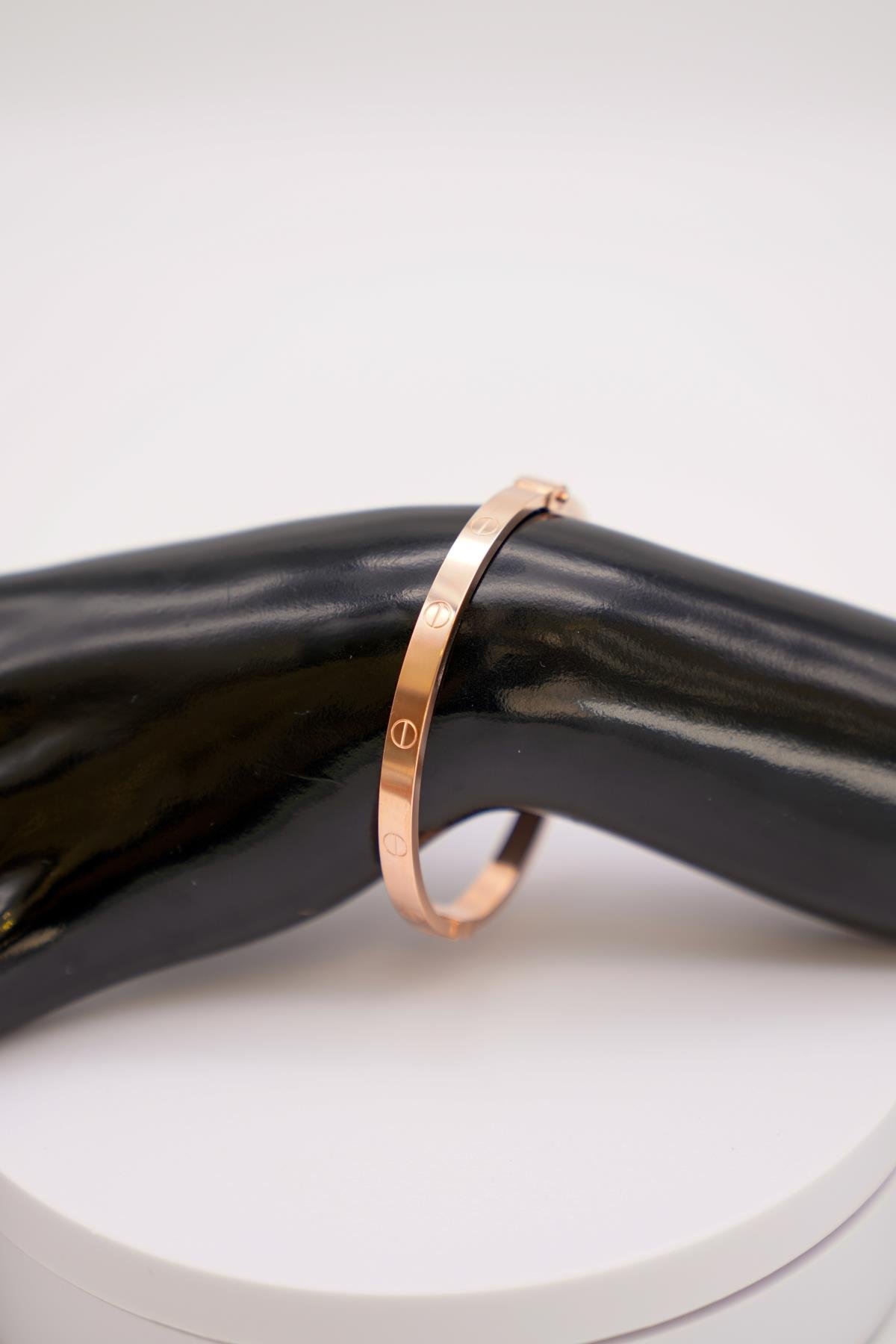 14 Ayar Rose Altın Vidalı Bilezik – Minimal ve Modern Tasarımlı Şık Takı