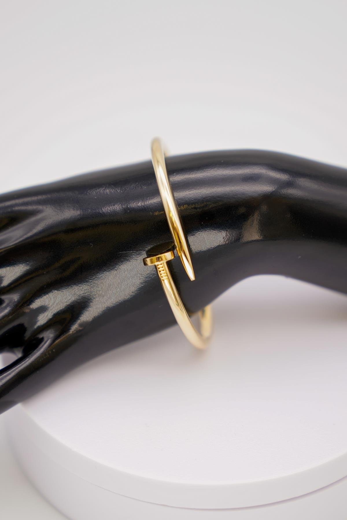 14 Ayar Sarı Altın Çivili Modern Fantasy Bilezik – Şık ve Dikkat Çekici Tasarım