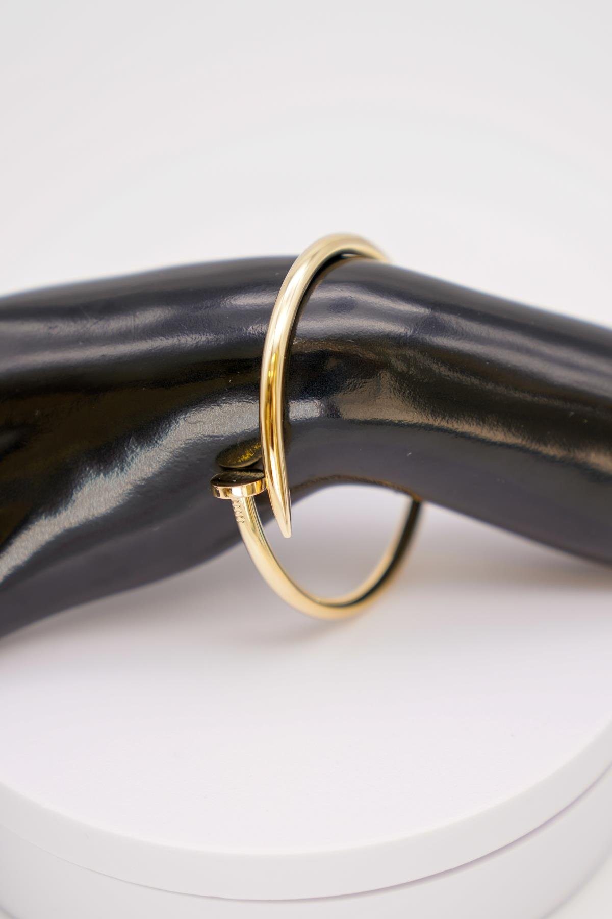 14 Ayar Sarı Altın Çivili Modern Fantasy Bilezik – Şık ve Dikkat Çekici Tasarım