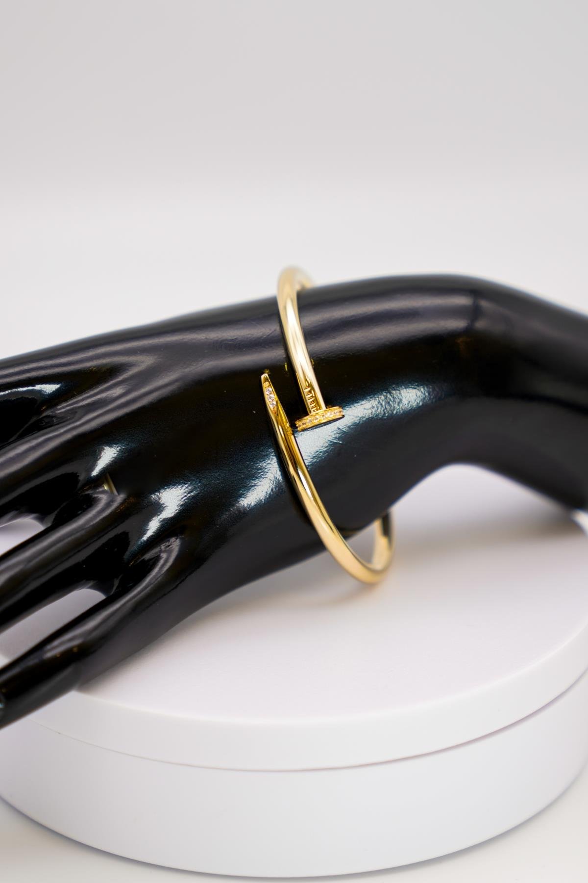 14 Ayar Sarı Altın Kadın Bilezik – Açık Formlu Çivili Modern Tasarım, Lüks Görünüm