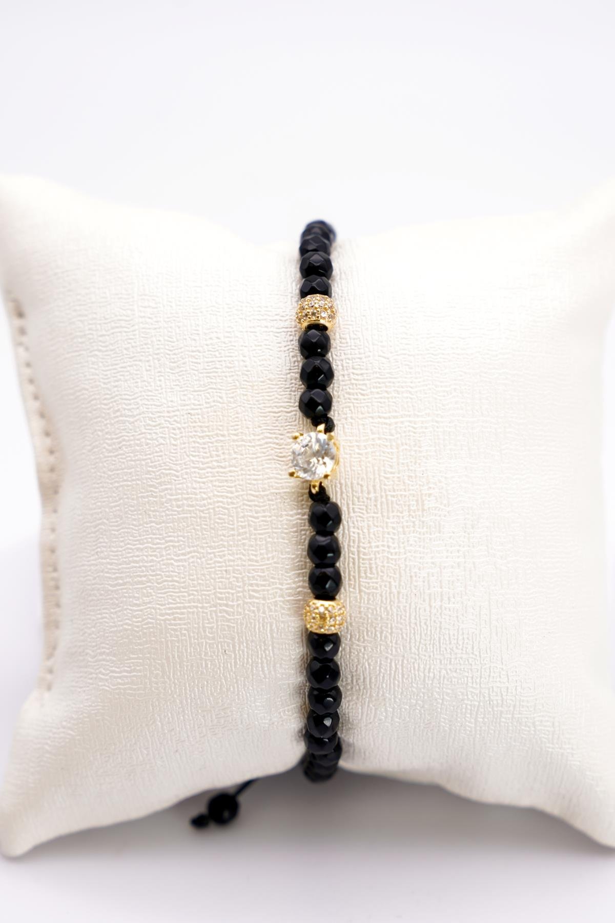 14 Ayar Siyah Oniks Boncuklu Altın Bileklik – Ayarlanabilir, Şık ve Modern Tasarım
