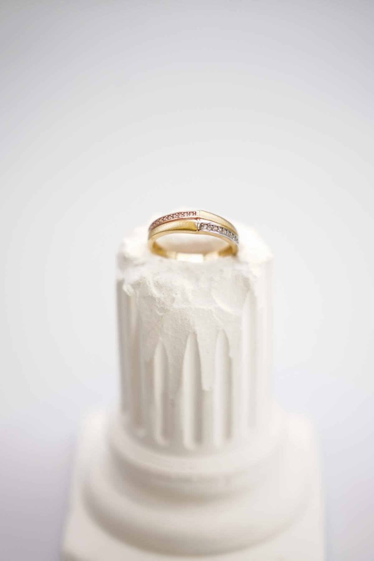 14 Ayar Üç Renkli Altın Yüzük – Sarı, Beyaz ve Rose Tonların Zarif Uyumunu Yansıtan Model