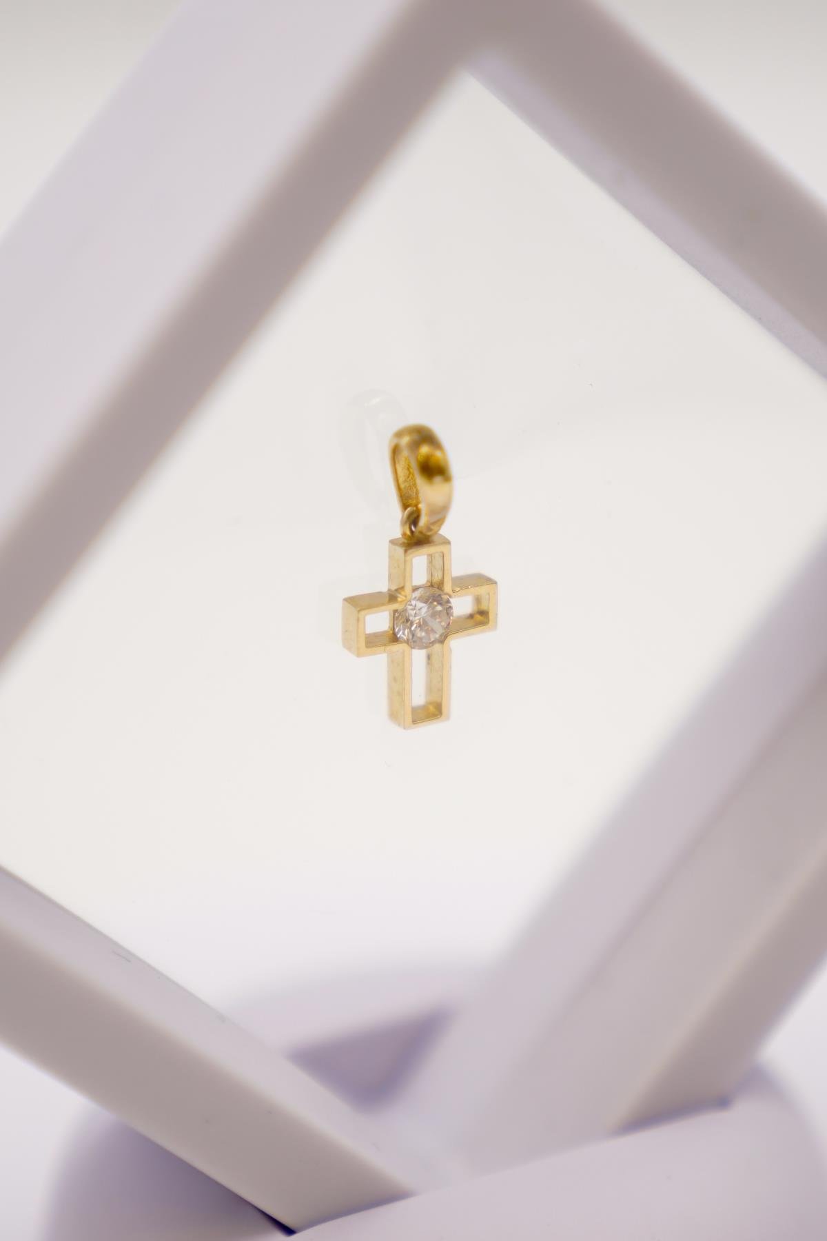 14 Ayar Zirkon Taşlı Altın Haç Kolye Ucu – Zarif ve Anlamlı Minimal Altın Aksesuar