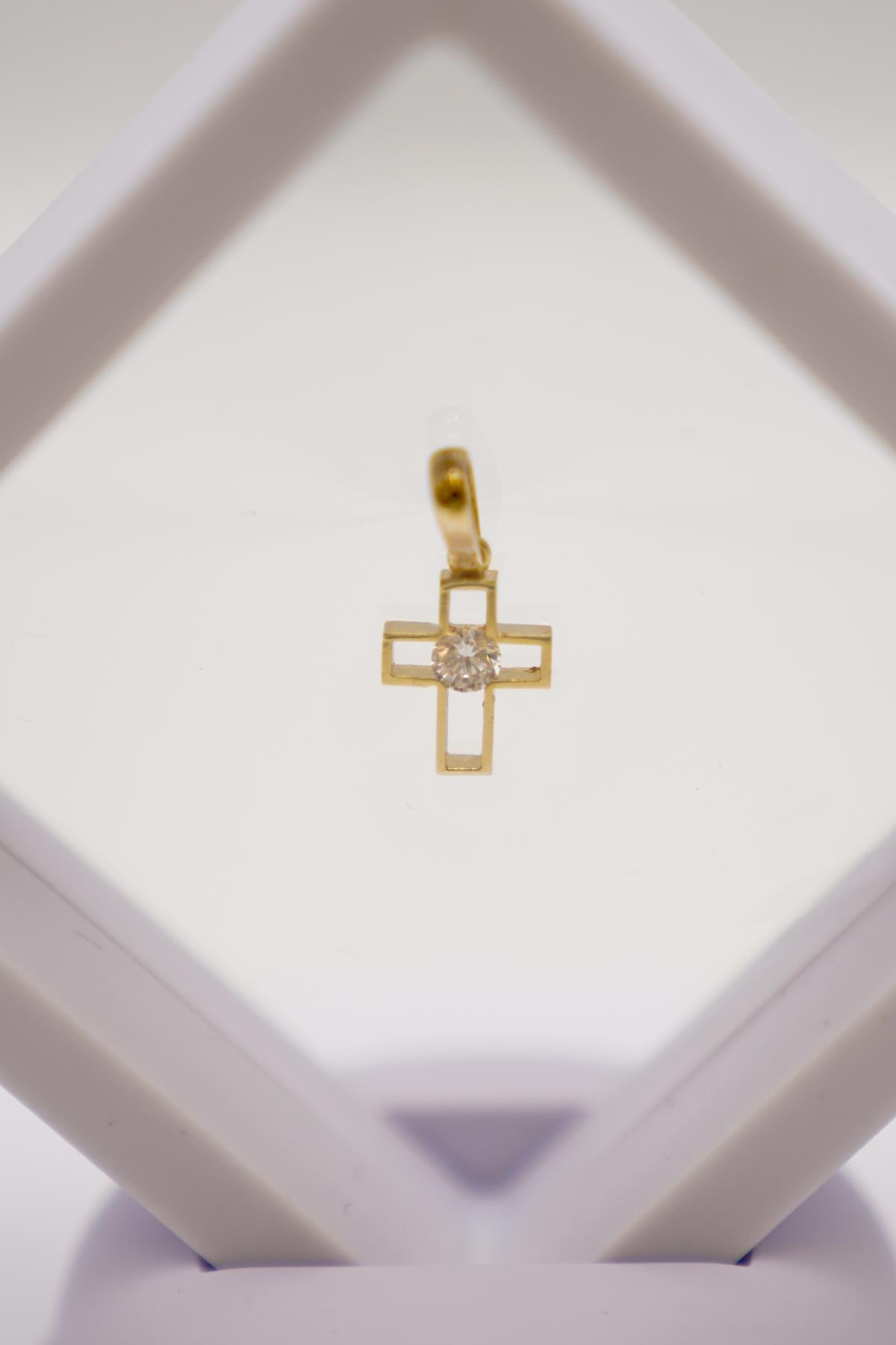 14 Ayar Zirkon Taşlı Altın Haç Kolye Ucu – Zarif ve Anlamlı Minimal Altın Aksesuar