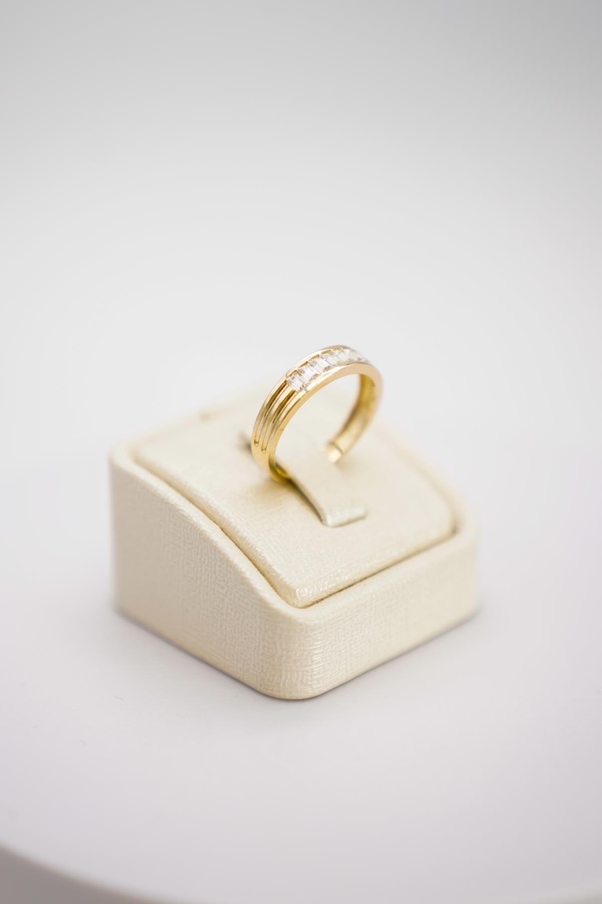 14 Ayar Zirkon Taşlı Altın Yüzük – Baget Kesim ve Klasik Sarı Altın Şeritli Zarif Model