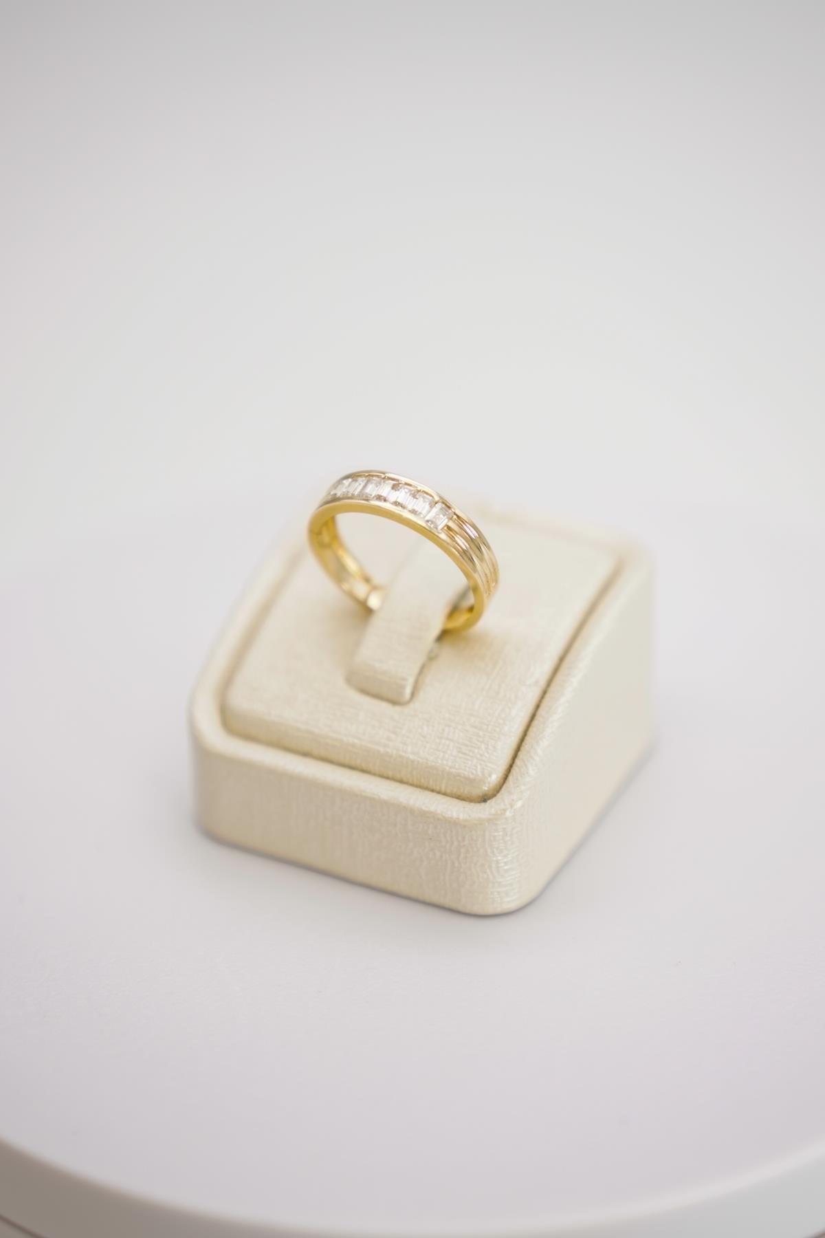 14 Ayar Zirkon Taşlı Altın Yüzük – Baget Kesim ve Klasik Sarı Altın Şeritli Zarif Model