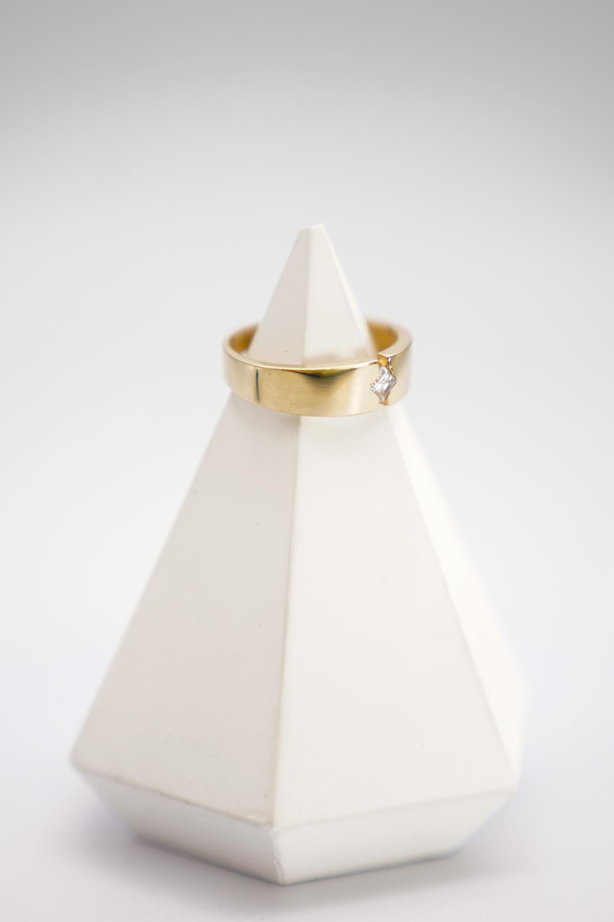 14 Ayar Zirkon Taşlı Altın Yüzük – Geniş Formlu, Sade ve Modern Tasarımlı Şık Aksesuar