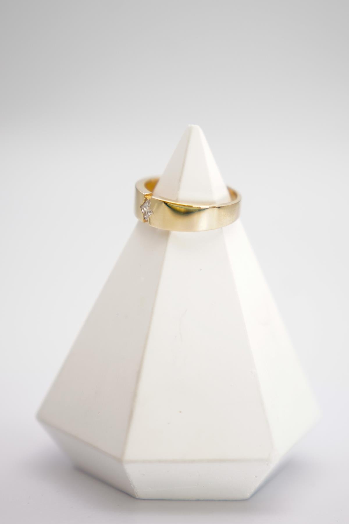 14 Ayar Zirkon Taşlı Altın Yüzük – Geniş Formlu, Sade ve Modern Tasarımlı Şık Aksesuar