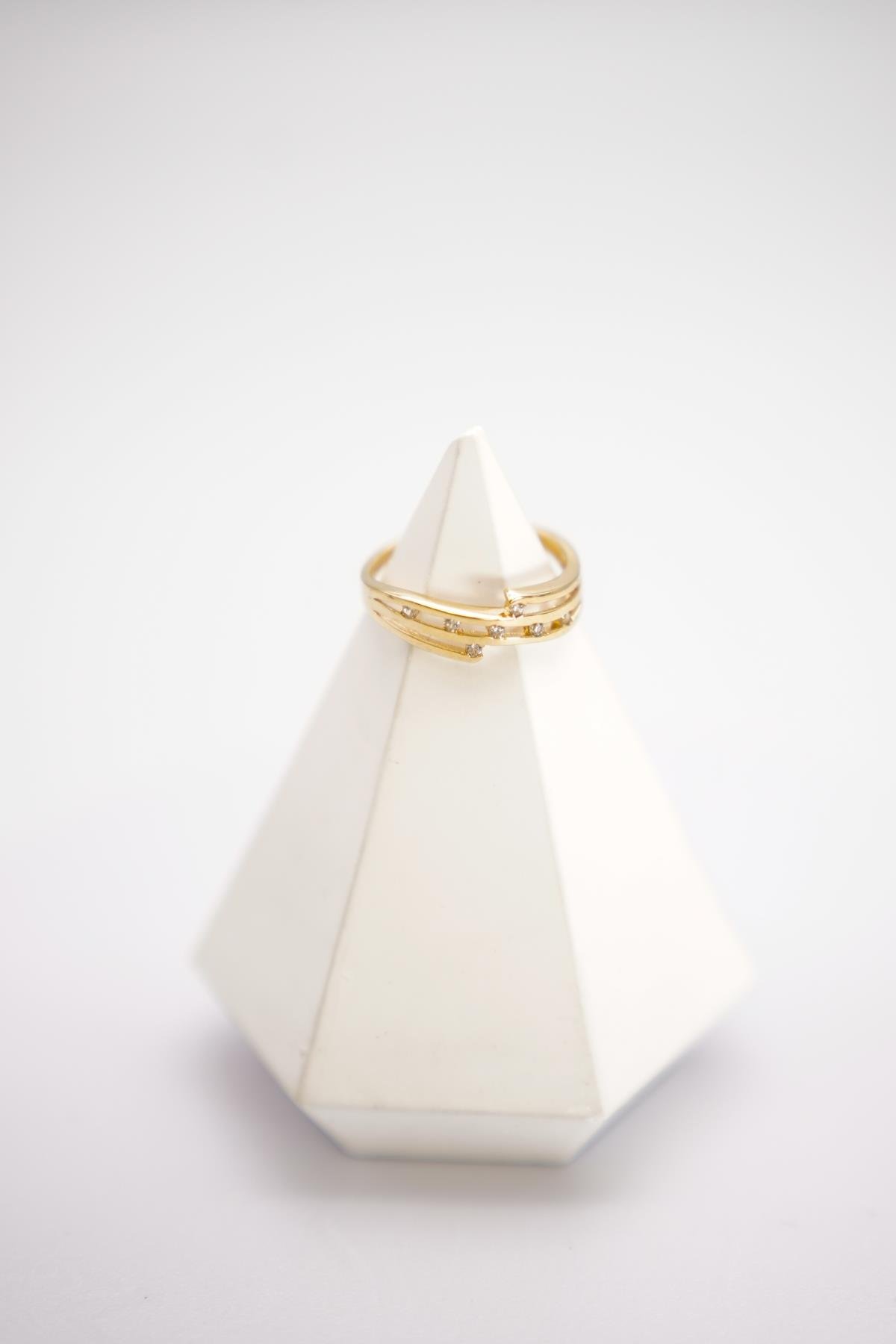 14 Ayar Zirkon Taşlı Altın Yüzük – İnce Formda, Üç Sıra Çizgili, Şık ve Işıltılı Tasarım