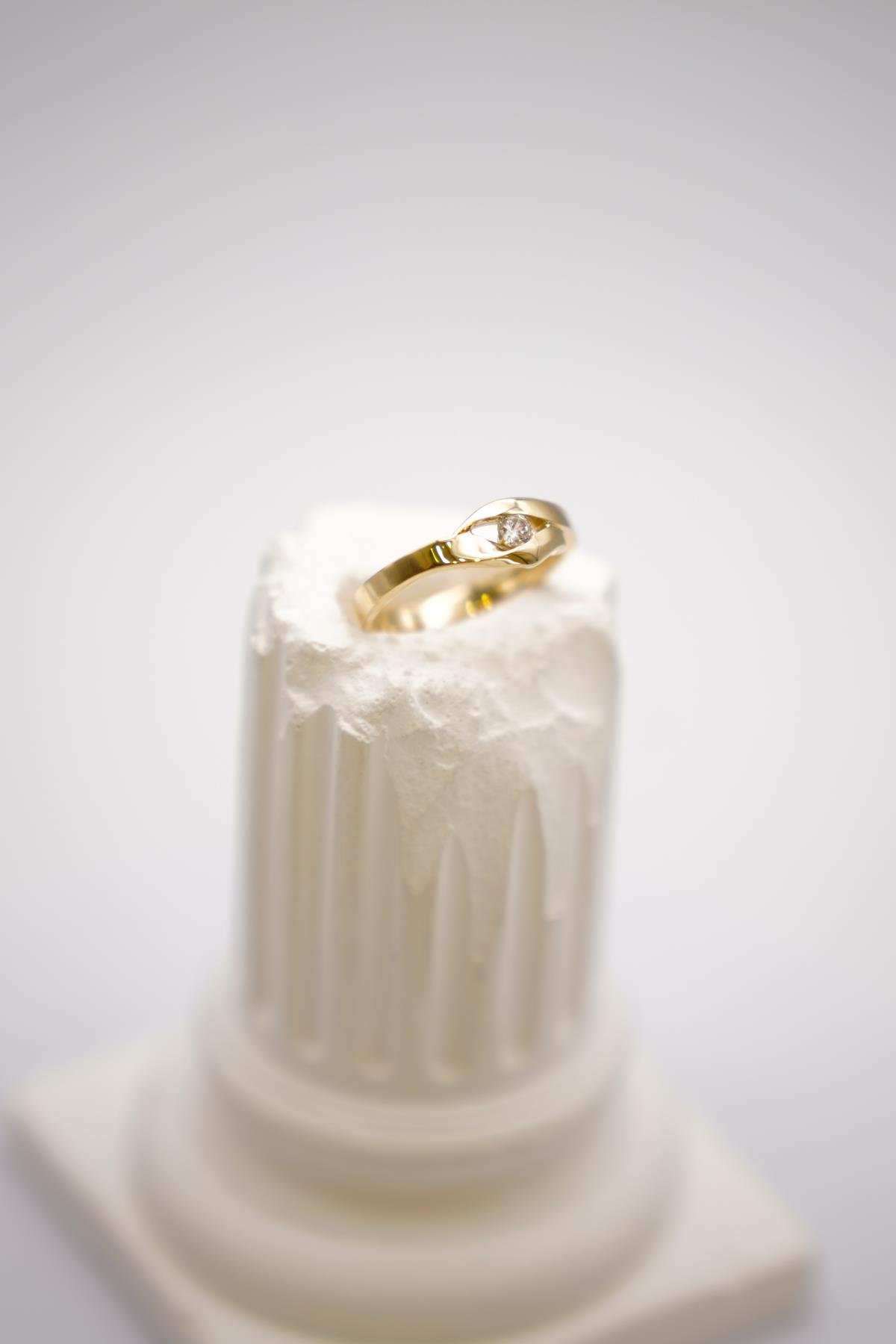 14 Ayar Zirkon Taşlı Altın Yüzük – Klasik Yuvarlak Taşlı Minimal ve Işıltılı Model