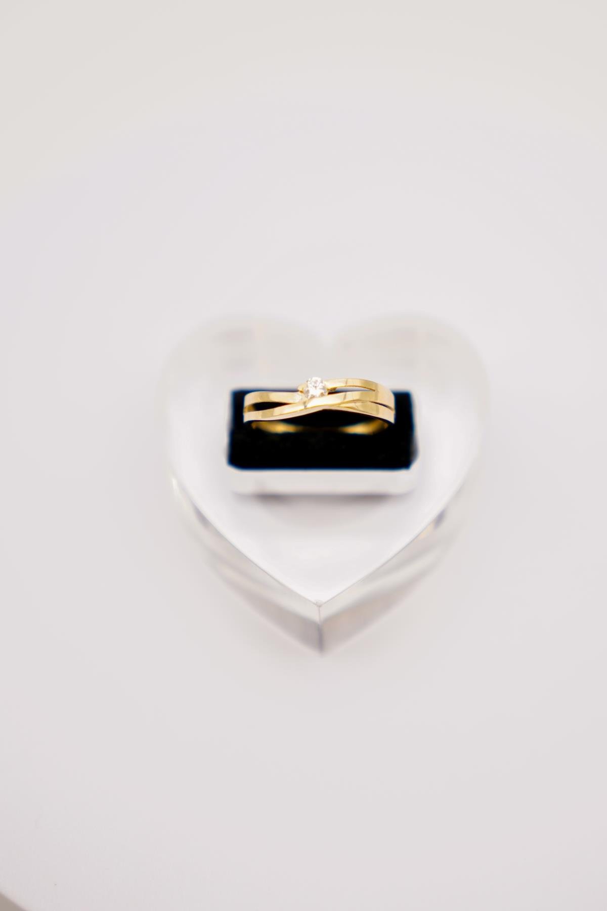 14 Ayar Zirkon Taşlı Altın Yüzük – Minimal Tek Taş Görünüm, Şık ve Sade Tasarım