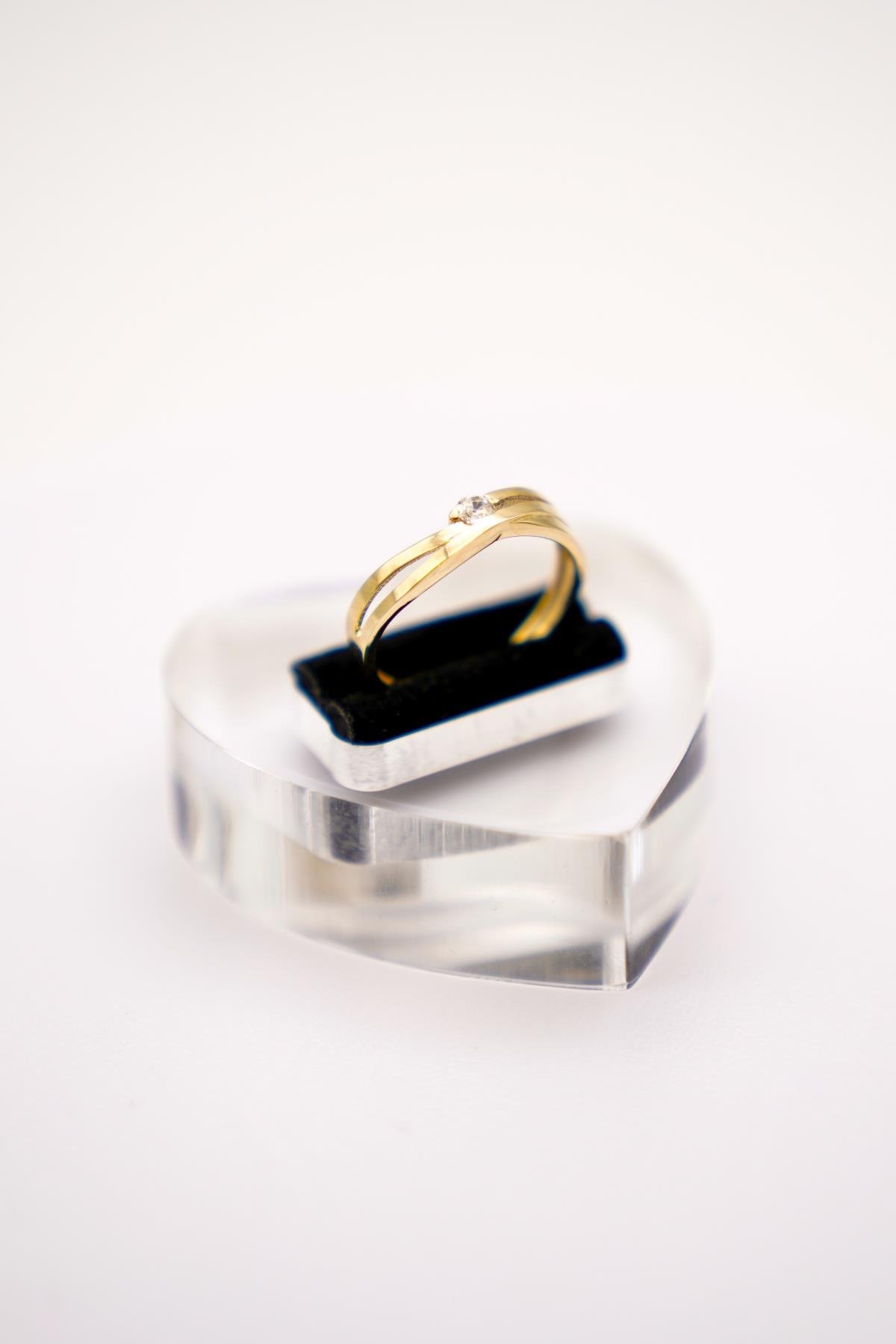 14 Ayar Zirkon Taşlı Altın Yüzük – Minimal Tek Taş Görünüm, Şık ve Sade Tasarım