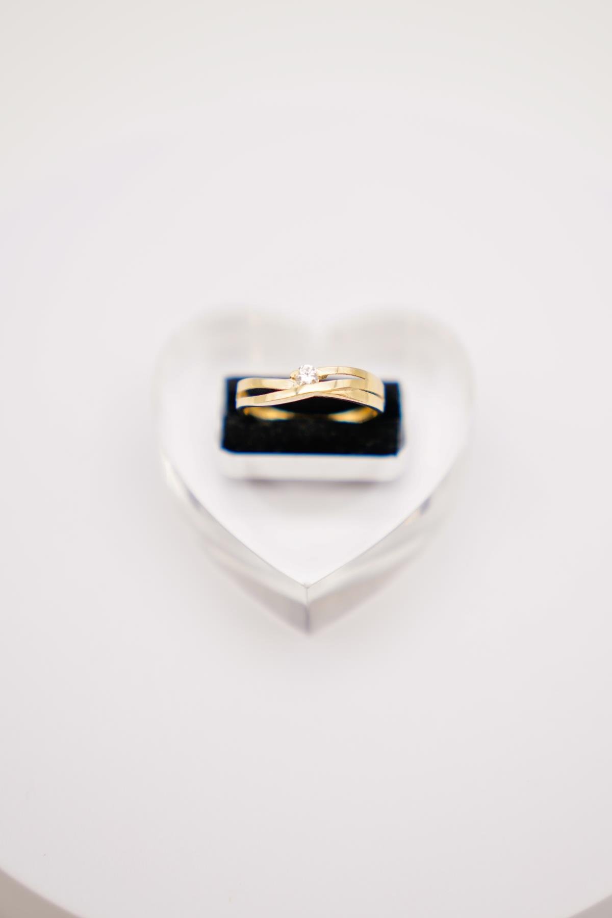 14 Ayar Zirkon Taşlı Altın Yüzük – Minimal Tek Taş Görünüm, Şık ve Sade Tasarım