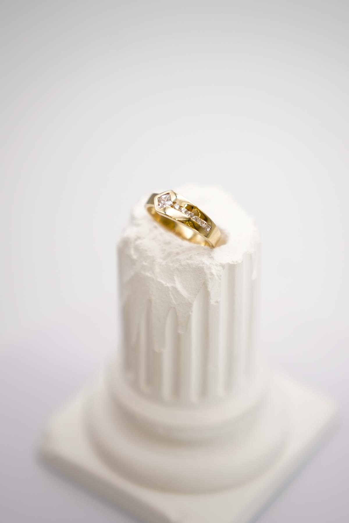 14 Ayar Zirkon Taşlı Altın Yüzük – Modern Üçgen Kesim Detaylı Işıltılı Tasarım