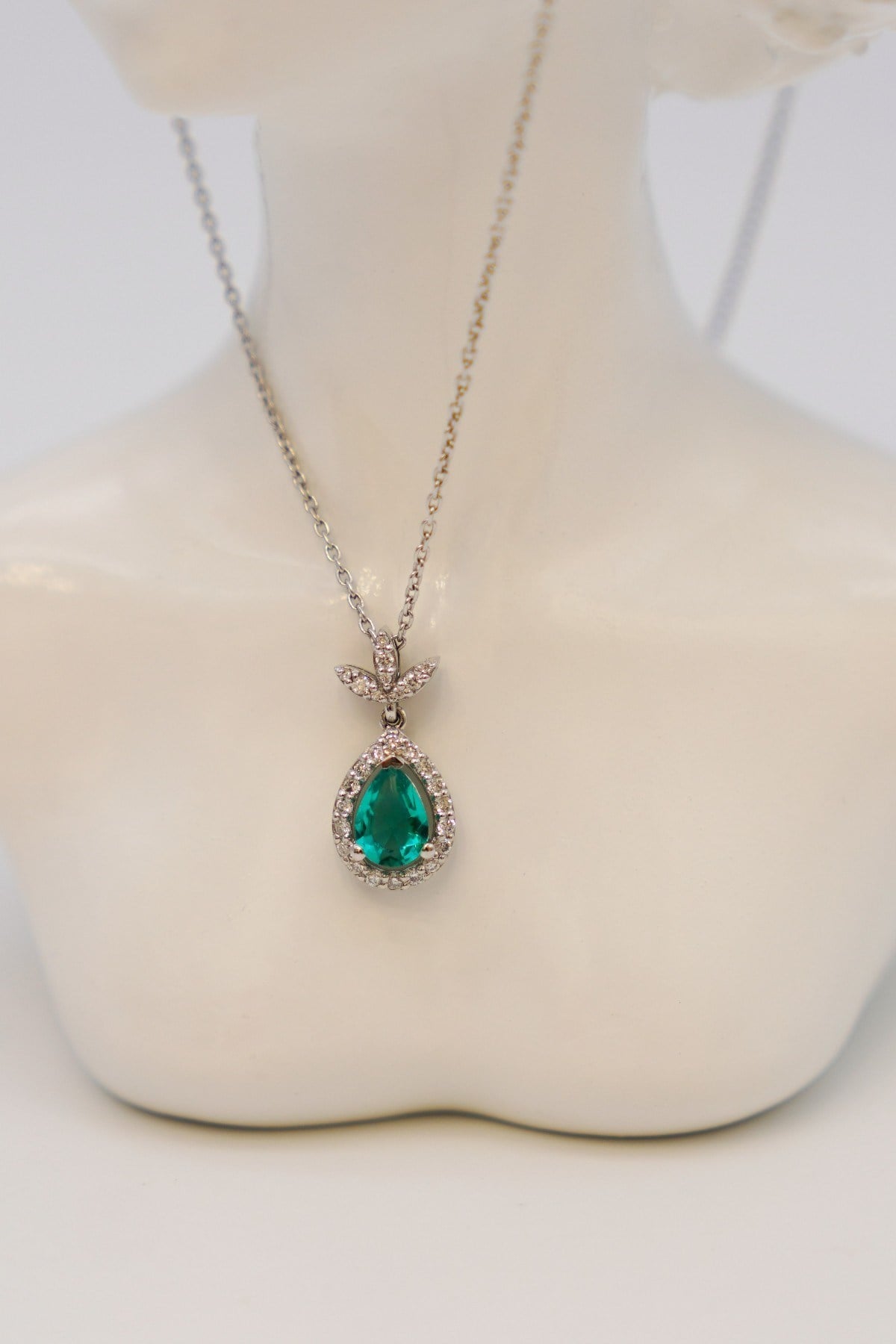Emerald Stone Diamond Necklace 18 Carat