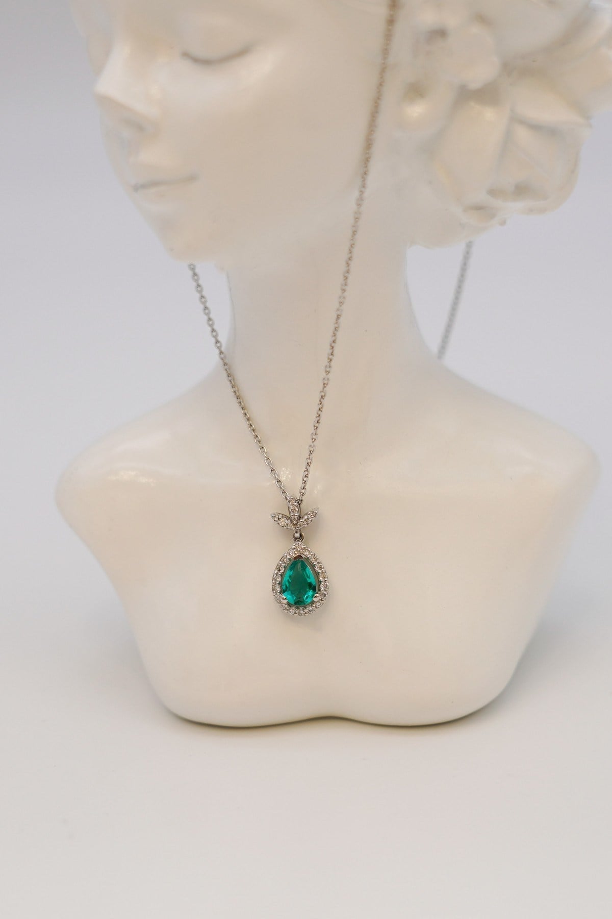 Emerald Stone Diamond Necklace 18 Carat