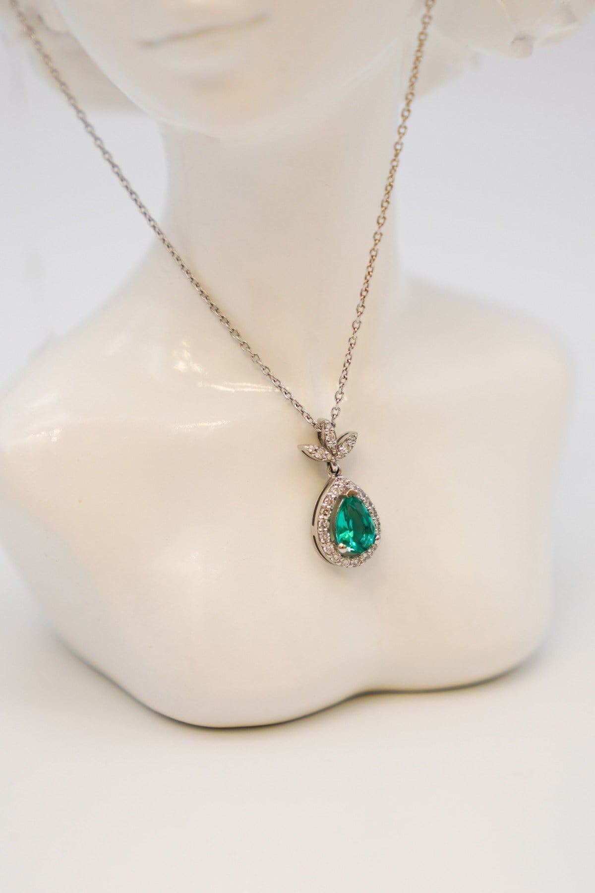 Emerald Stone Diamond Necklace 18 Carat