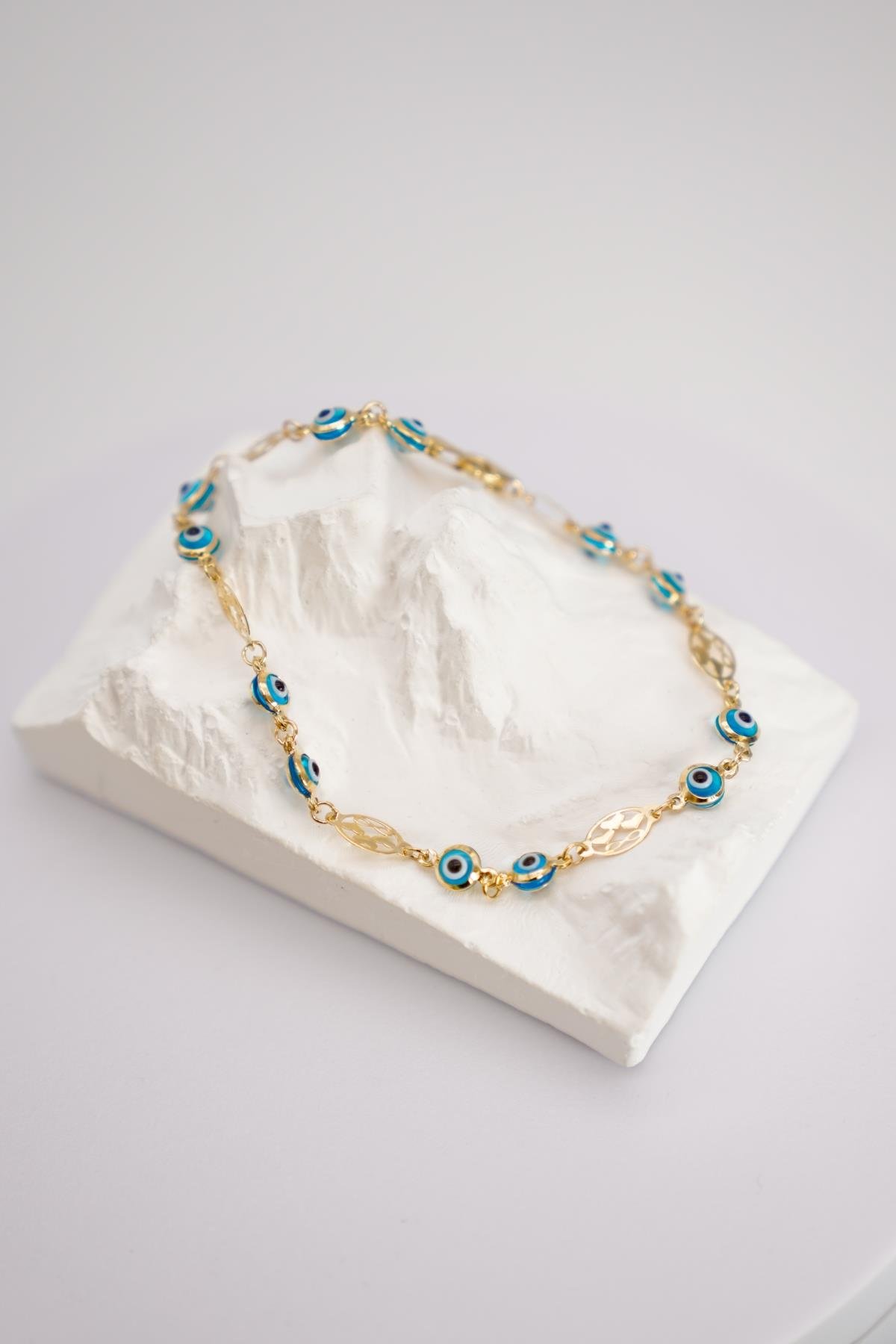 Altın Renkli Örgü Detaylı 14 Ayar Nazar Boncuklu Şık ve Koruyucu Bileklik Modeli