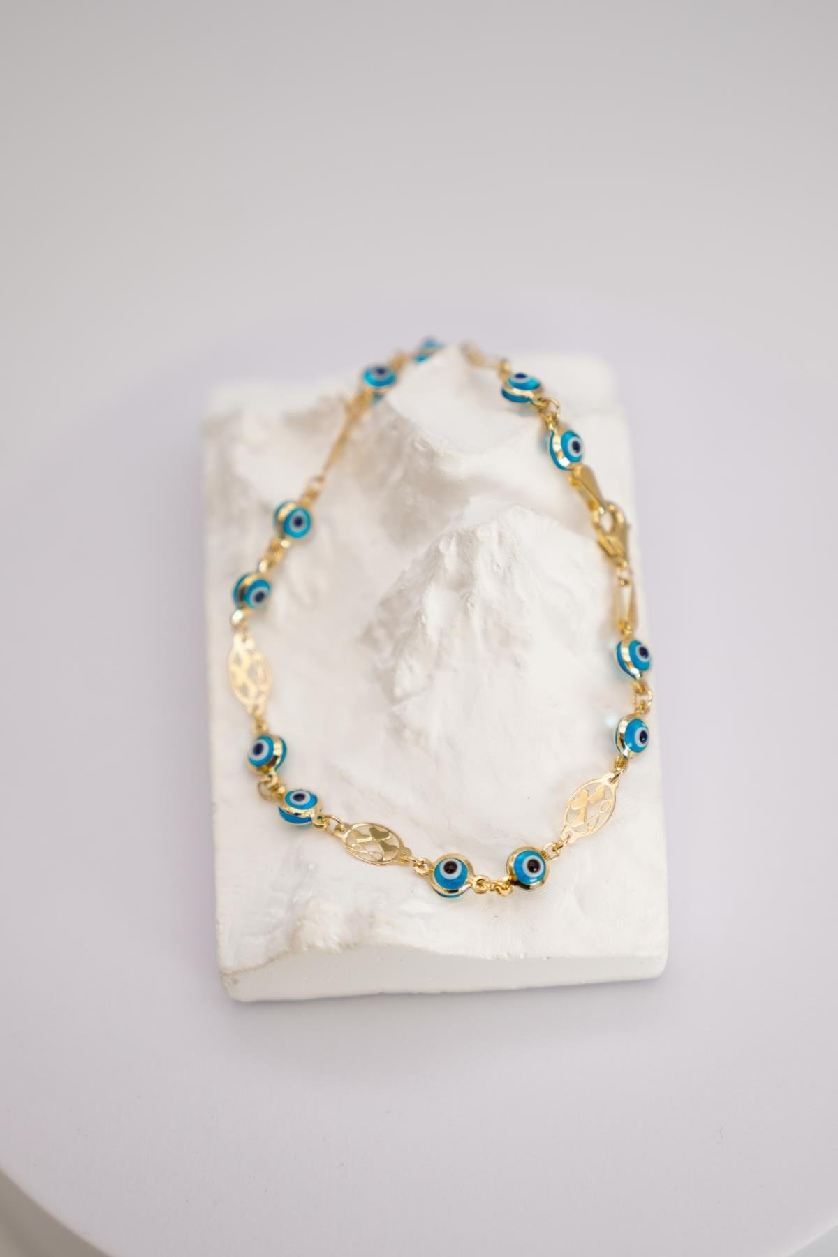 Altın Renkli Örgü Detaylı 14 Ayar Nazar Boncuklu Şık ve Koruyucu Bileklik Modeli