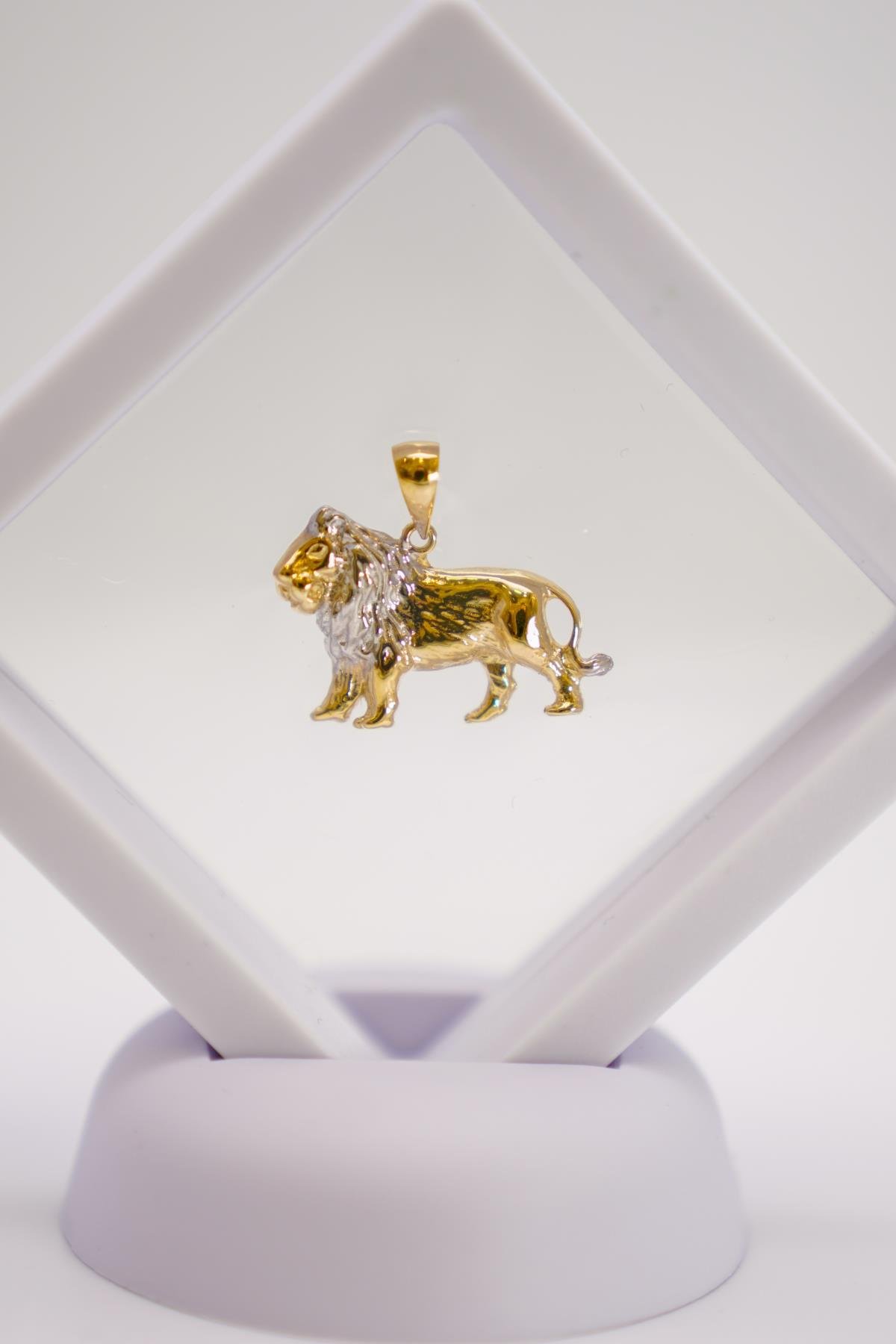 Aslan Figürlü 14 Ayar Altın Kolye Ucu – İki Renkli Gövde Tasarımı ile Güçlü Görünüm