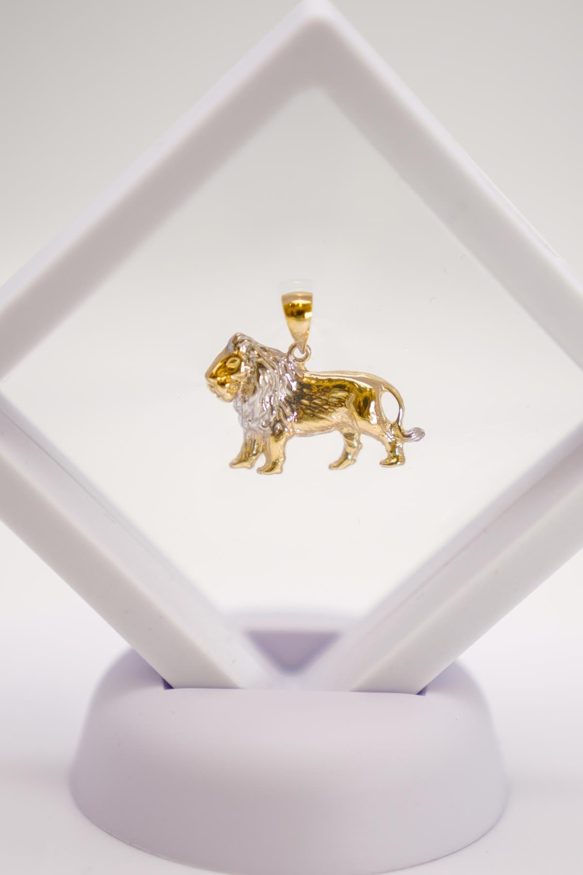 Aslan Figürlü 14 Ayar Altın Kolye Ucu – İki Renkli Gövde Tasarımı ile Güçlü Görünüm