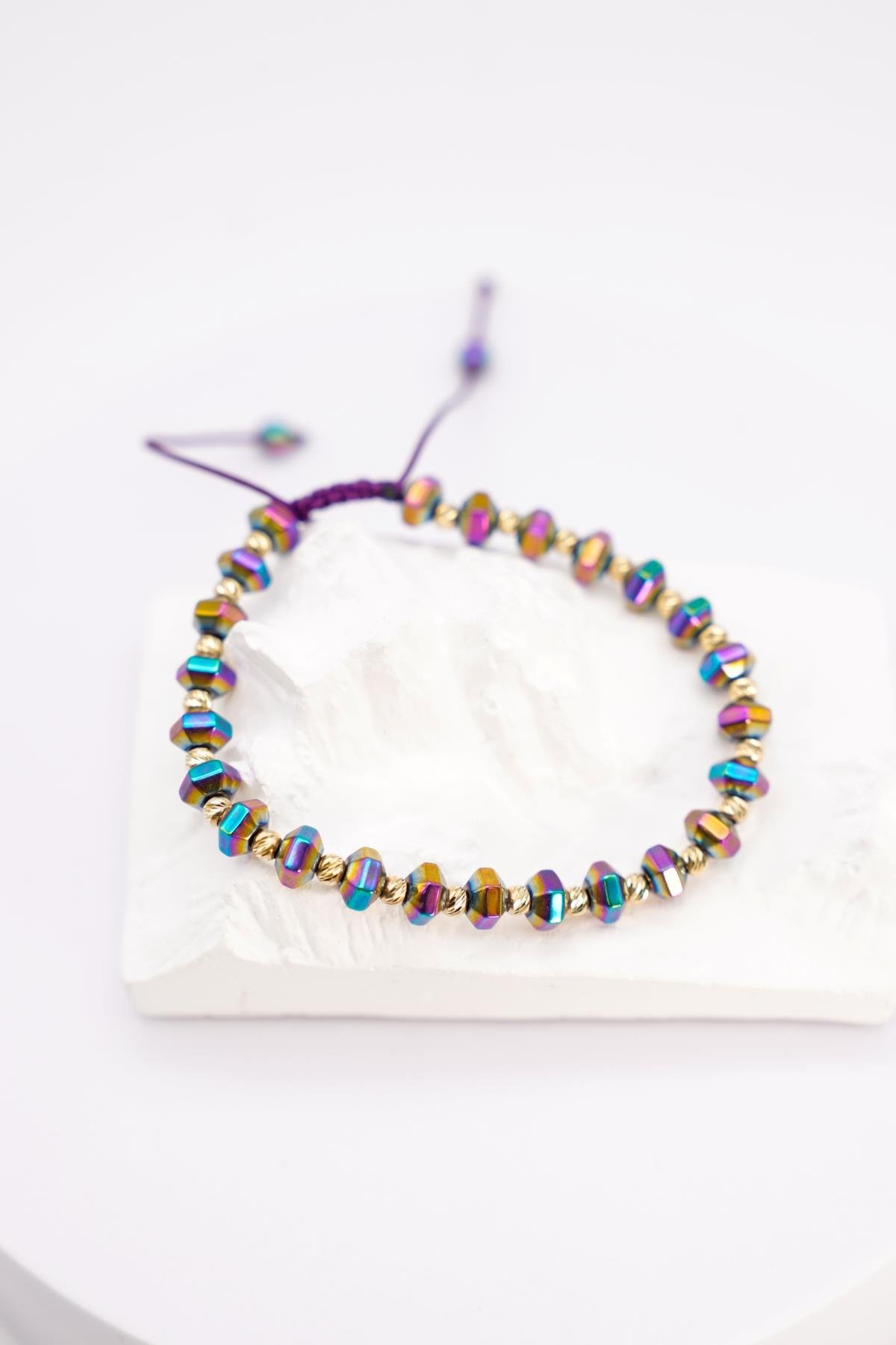 Ayarlanabilir Renkli Boncuklu 14 Ayar Altın Dorika Detaylı İp Bileklik – Canlı ve Modern Tasarım