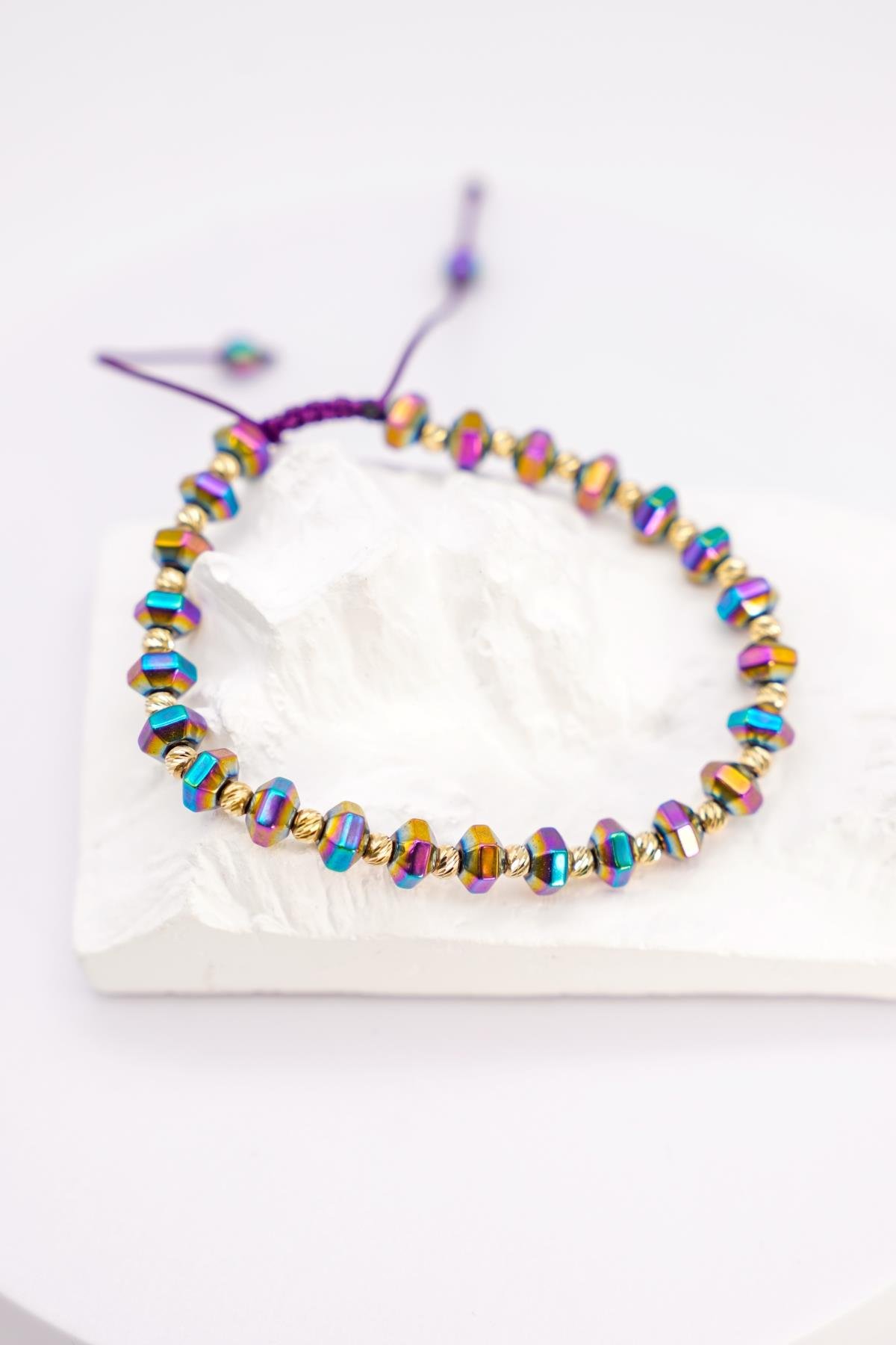 Ayarlanabilir Renkli Boncuklu 14 Ayar Altın Dorika Detaylı İp Bileklik – Canlı ve Modern Tasarım