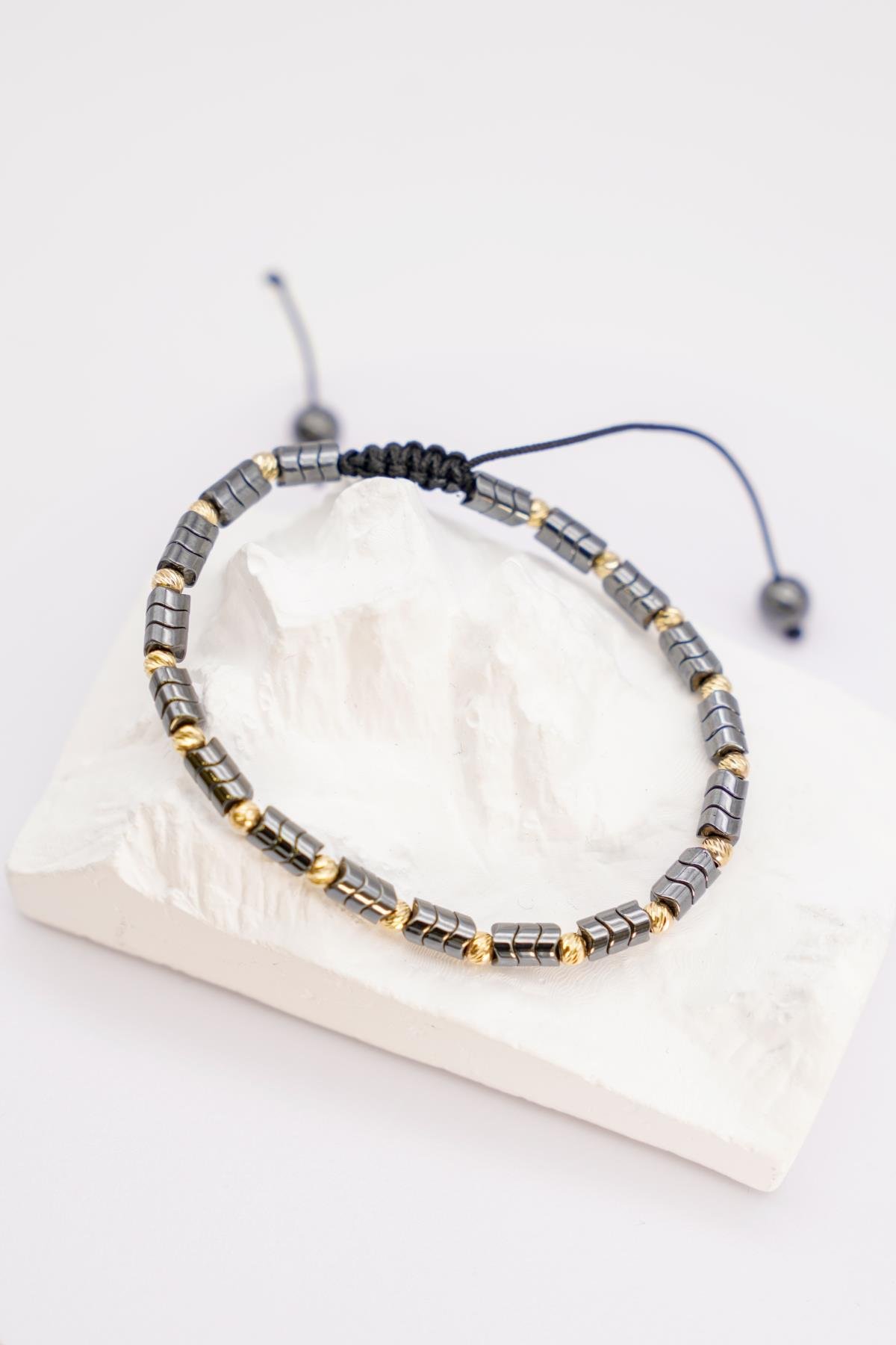 Ayarlanabilir Siyah Hematit ve 14 Ayar Altın Detaylı Bileklik - Unisex Modern Tasarım