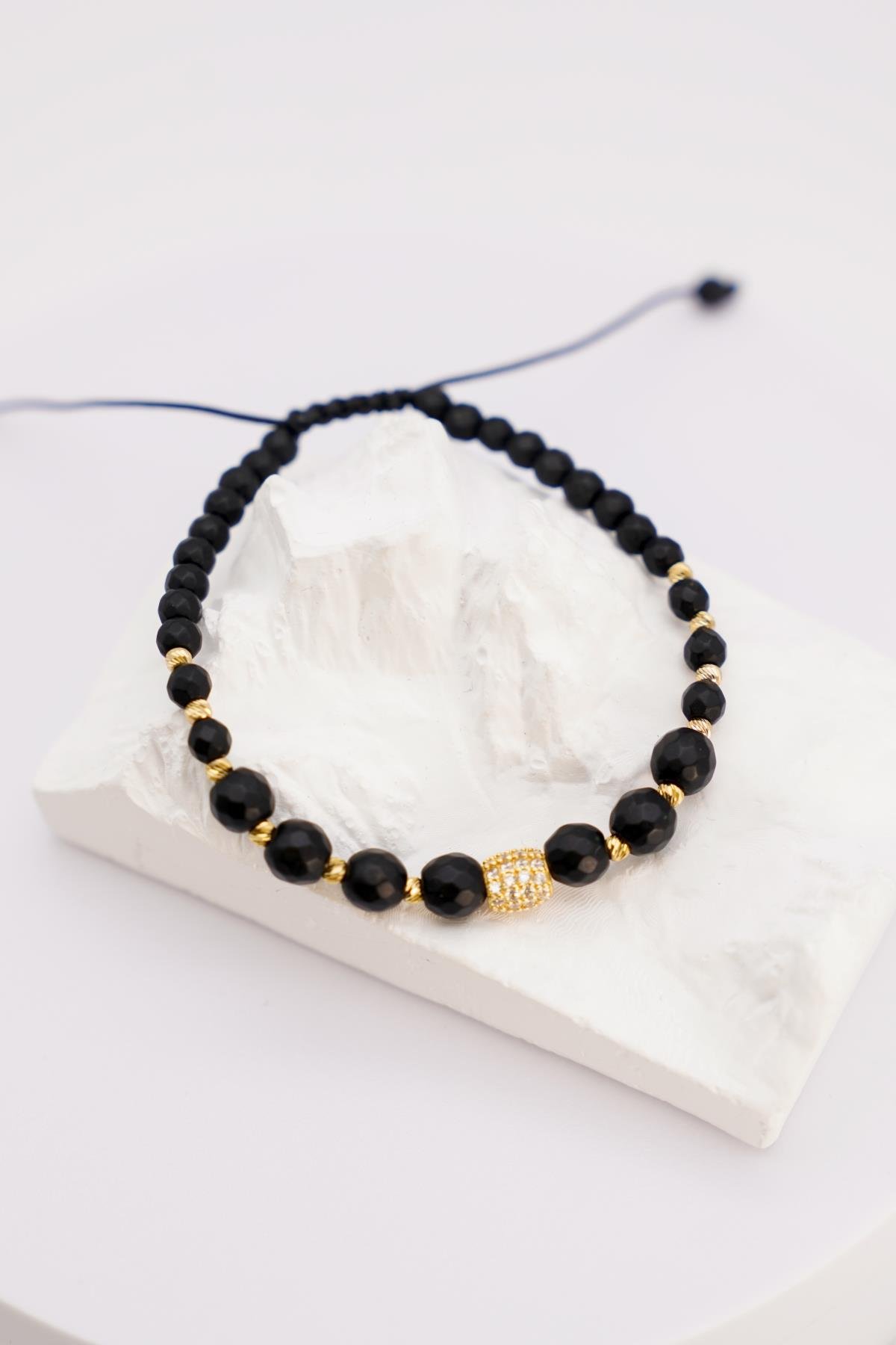 Ayarlanabilir Siyah Oniks Taşlı 14 Ayar Altın Dorika Detaylı Bileklik – Şık ve Unisex Tasarım