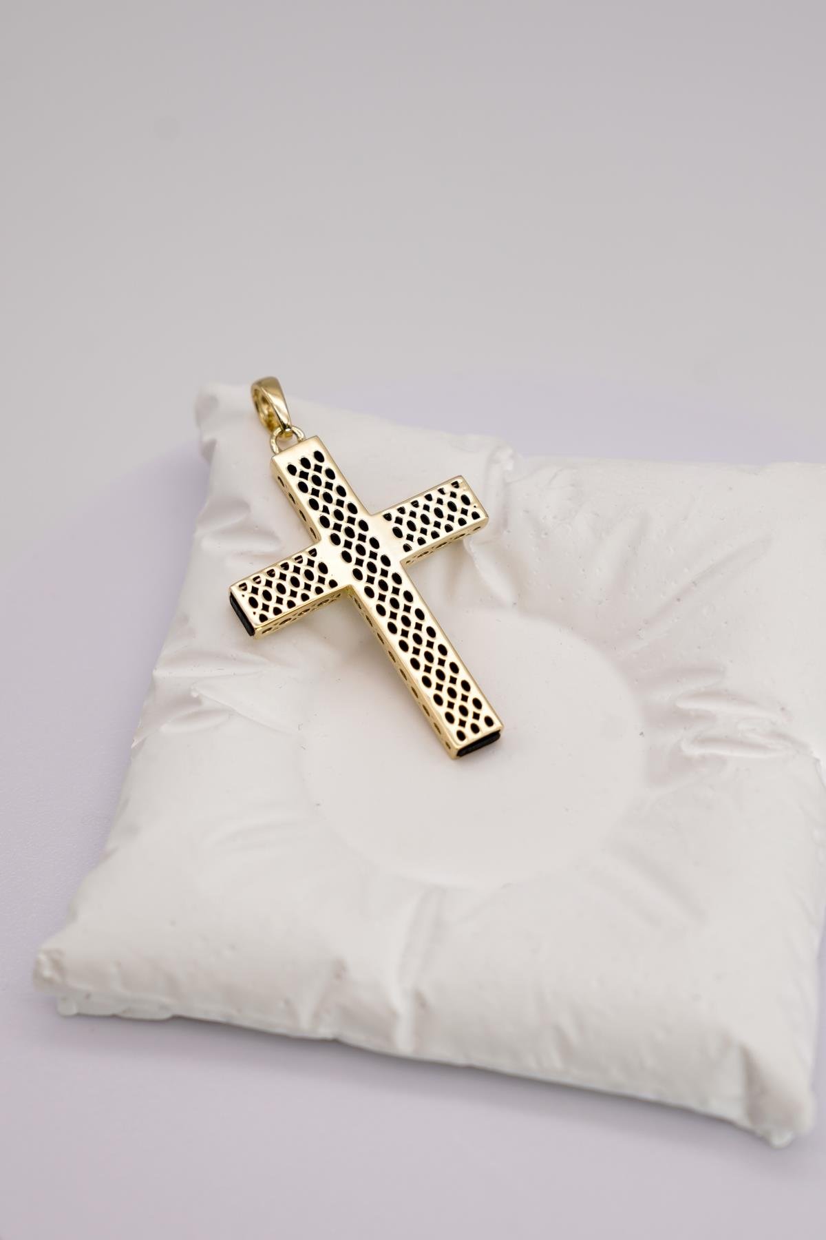 Büyük Haç Figürlü 14 Ayar Altın Kolye Ucu – Kauçuk Detaylı Cesur ve Modern Tasarım