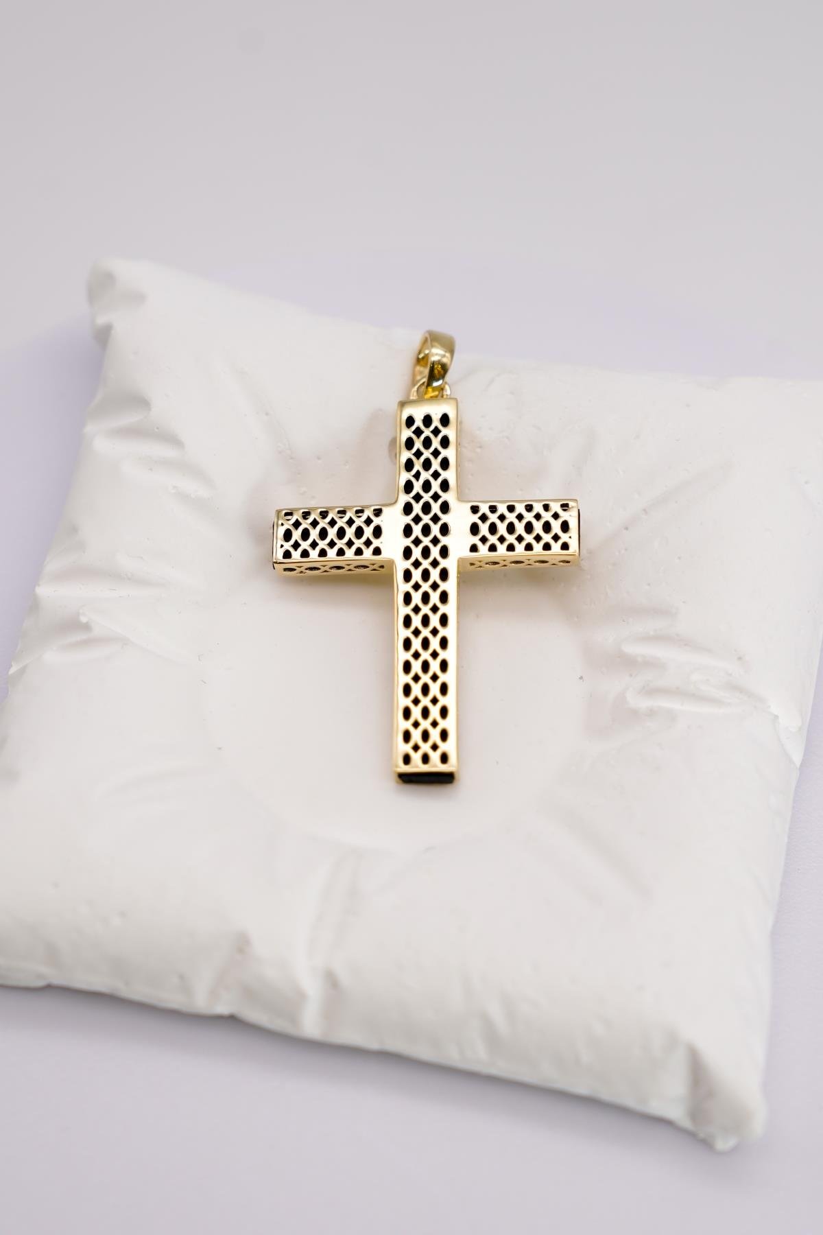 Büyük Haç Figürlü 14 Ayar Altın Kolye Ucu – Kauçuk Detaylı Cesur ve Modern Tasarım