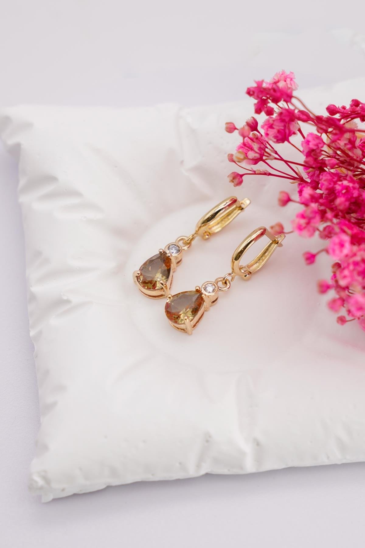 Damla Kesim Sultanit Taşlı 14 Ayar Altın Sallantılı Küpe Modeli