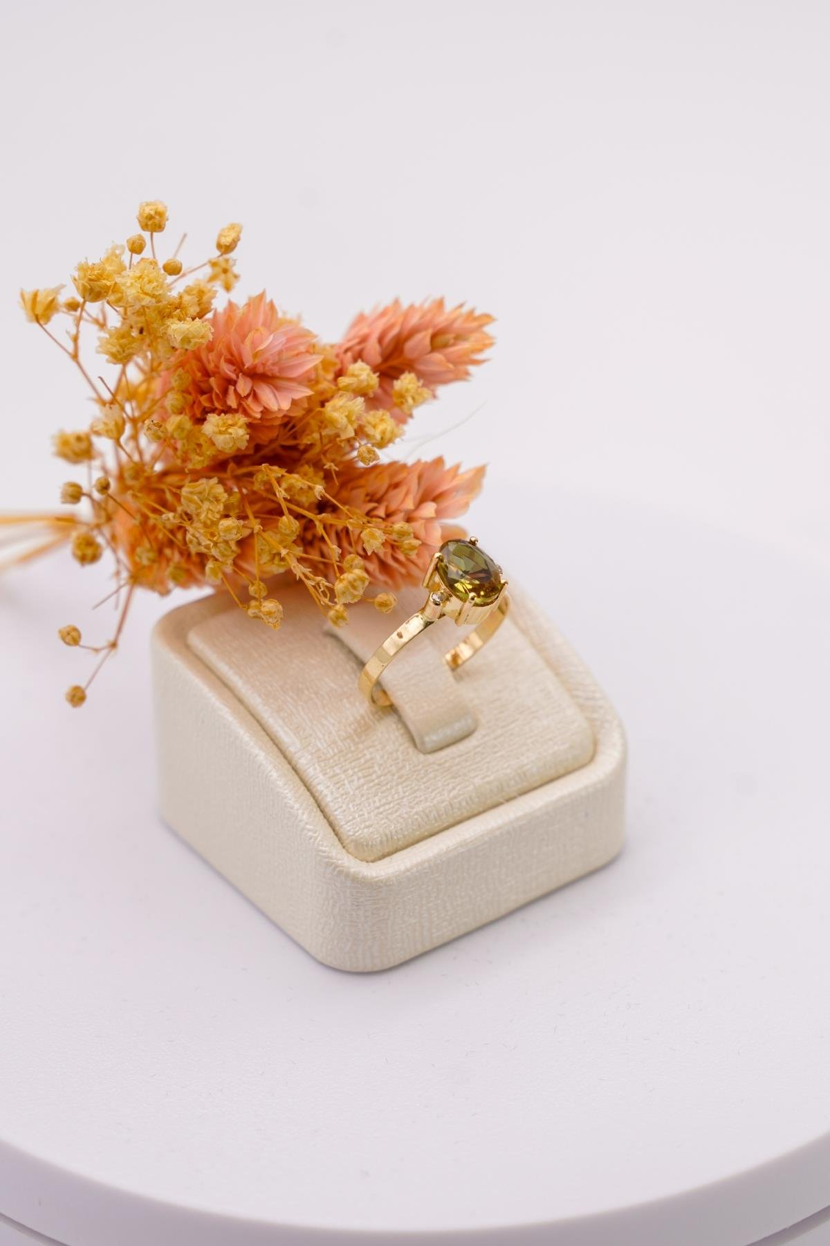 Dikdörtgen Kesim Sultanit Taşlı Altın Yüzük – 14 Ayar Minimal ve Şık Tasarım Yüzük