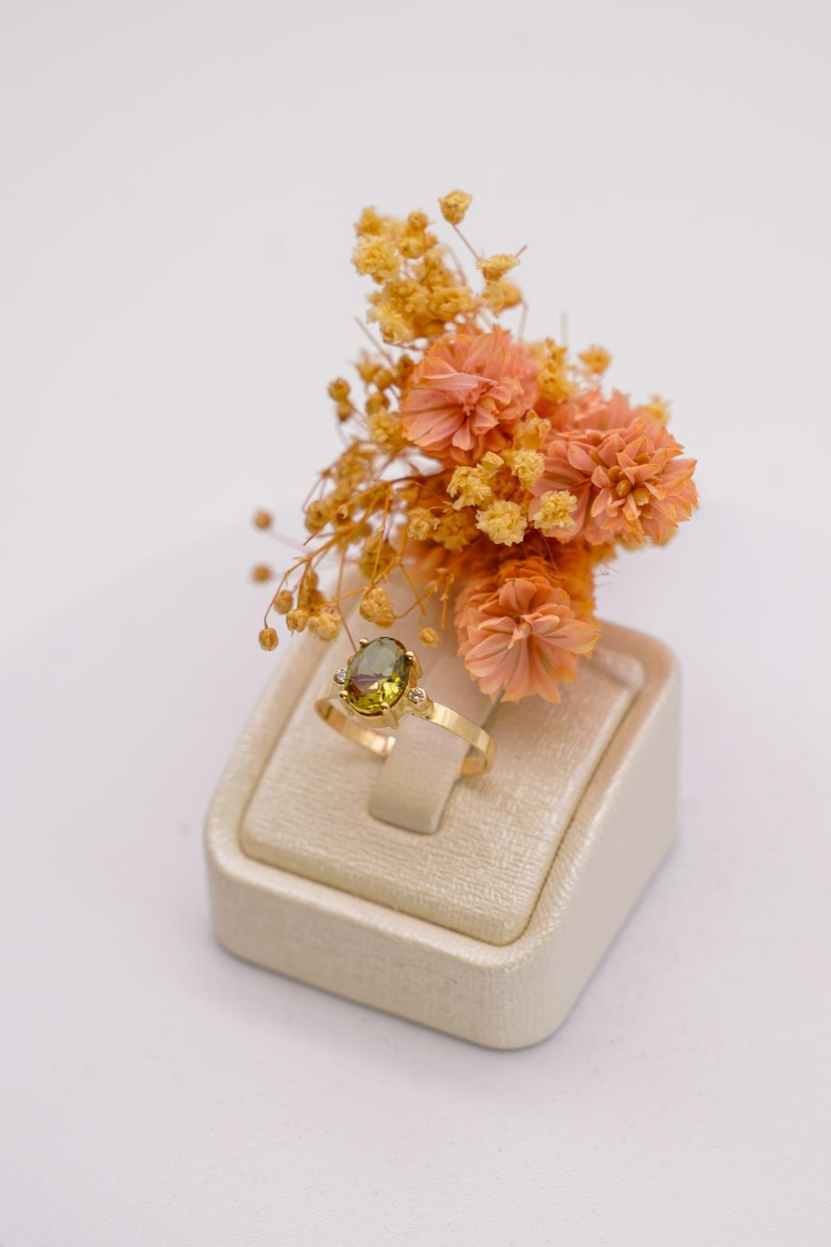 Dikdörtgen Kesim Sultanit Taşlı Altın Yüzük – 14 Ayar Minimal ve Şık Tasarım Yüzük