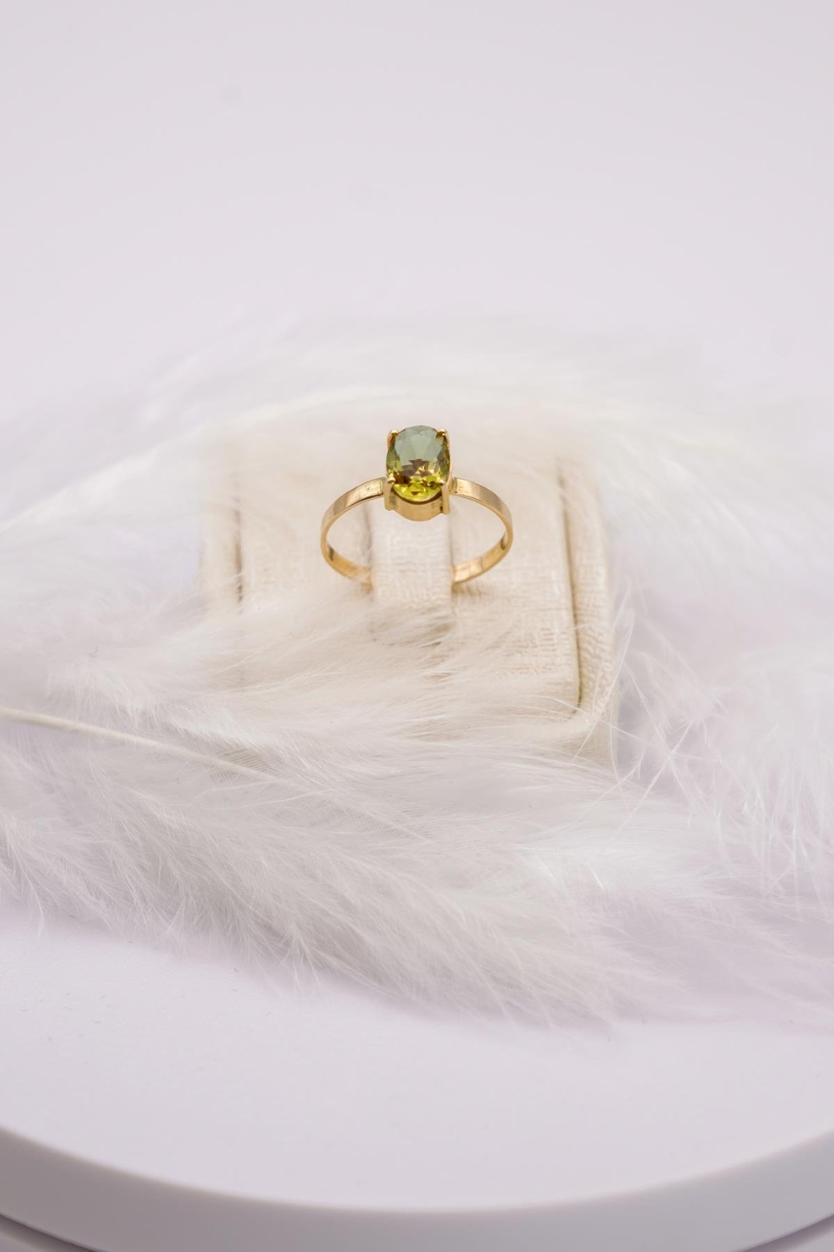 Dikdörtgen Sultanit Taşlı Minimal Altın Yüzük 14 Ayar Zarif Tasarım