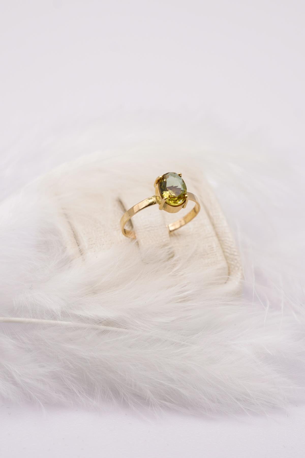 Dikdörtgen Sultanit Taşlı Minimal Altın Yüzük 14 Ayar Zarif Tasarım