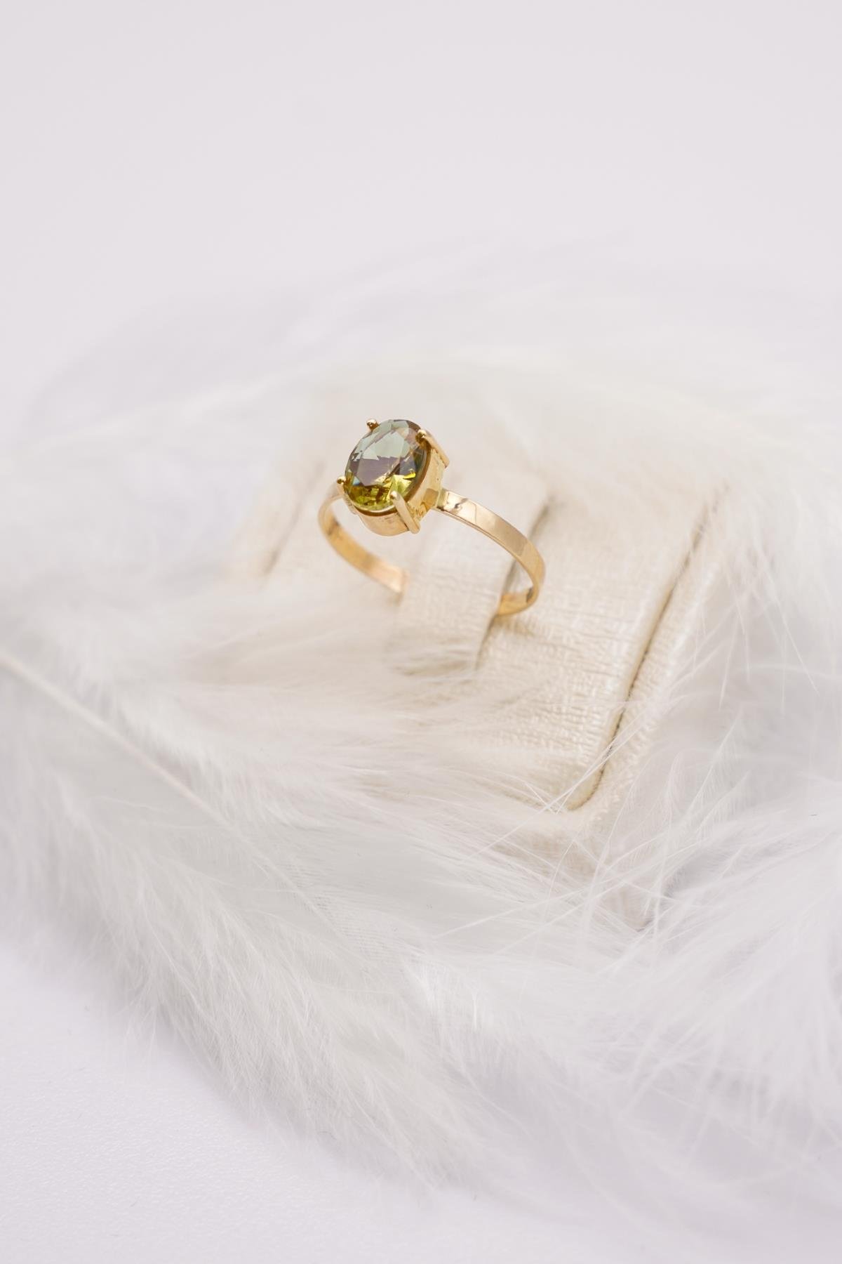 Dikdörtgen Sultanit Taşlı Minimal Altın Yüzük 14 Ayar Zarif Tasarım