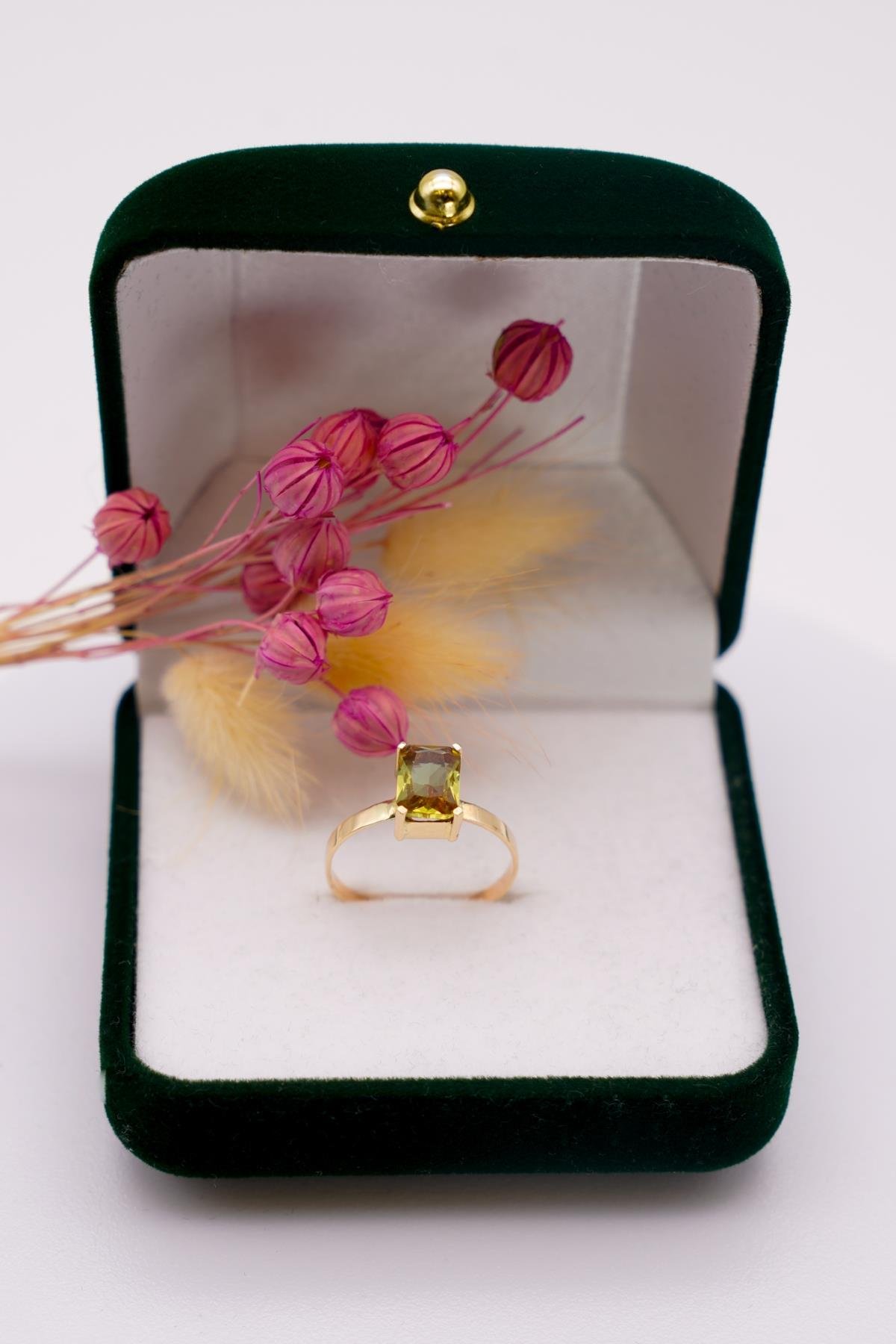 Dikdörtgen Sultanit Taşlı Minimal Tasarım 14 Ayar Altın Yüzük – Zarif ve Işıltılı Seçim