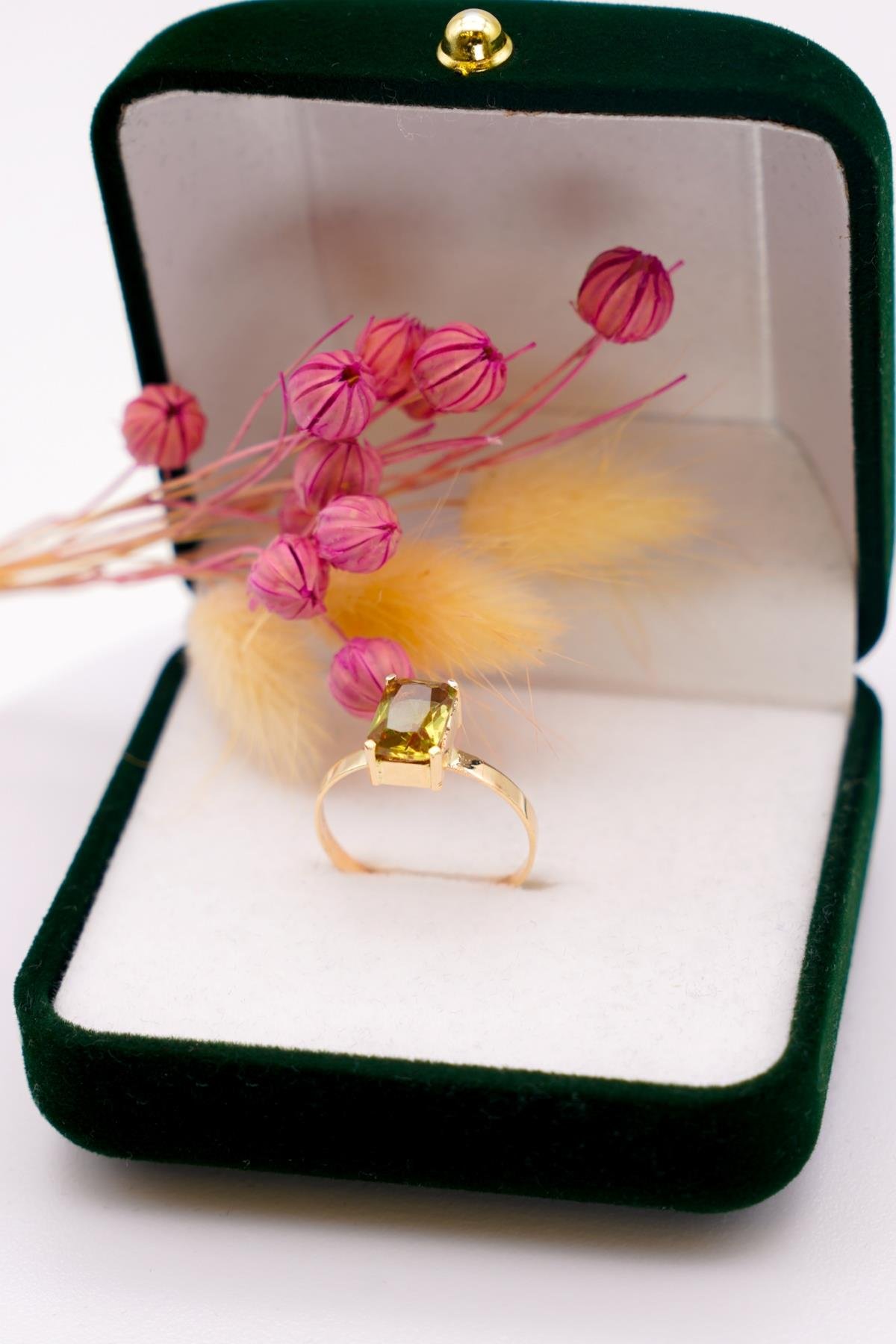 Dikdörtgen Sultanit Taşlı Minimal Tasarım 14 Ayar Altın Yüzük – Zarif ve Işıltılı Seçim