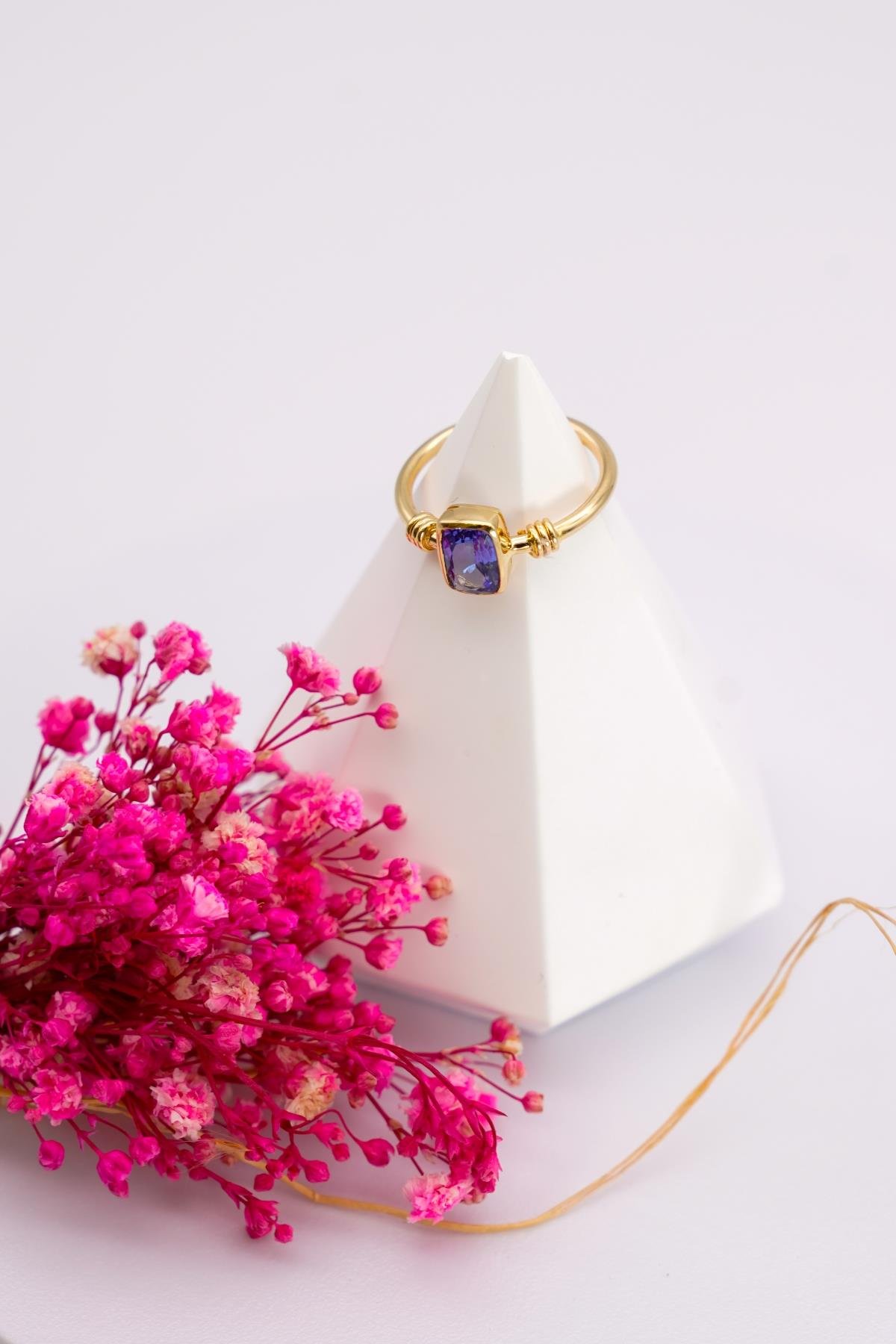 Dikdörtgen Tanzanit Taşlı Altın Yüzük – 14 Ayar Zarif ve Modern Tasarımlı Altın Aksesuar