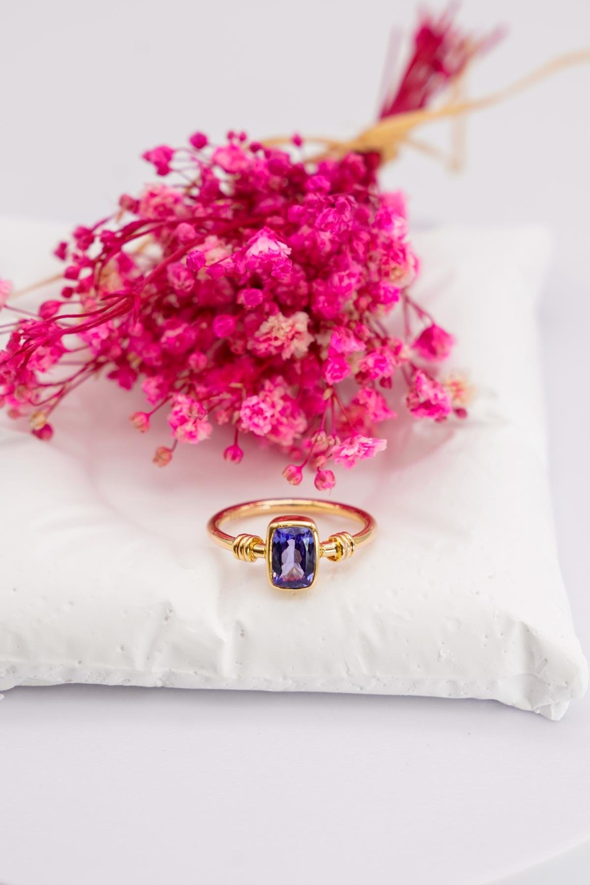 Dikdörtgen Tanzanit Taşlı Altın Yüzük – 14 Ayar Zarif ve Modern Tasarımlı Altın Aksesuar