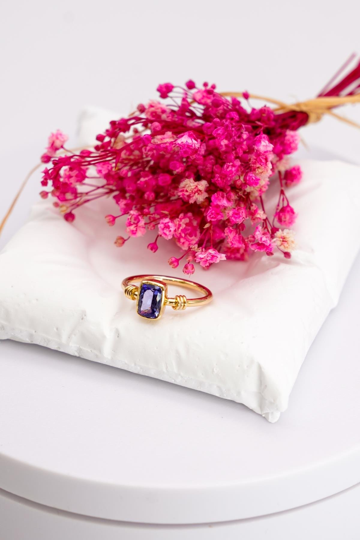 Dikdörtgen Tanzanit Taşlı Altın Yüzük – 14 Ayar Zarif ve Modern Tasarımlı Altın Aksesuar