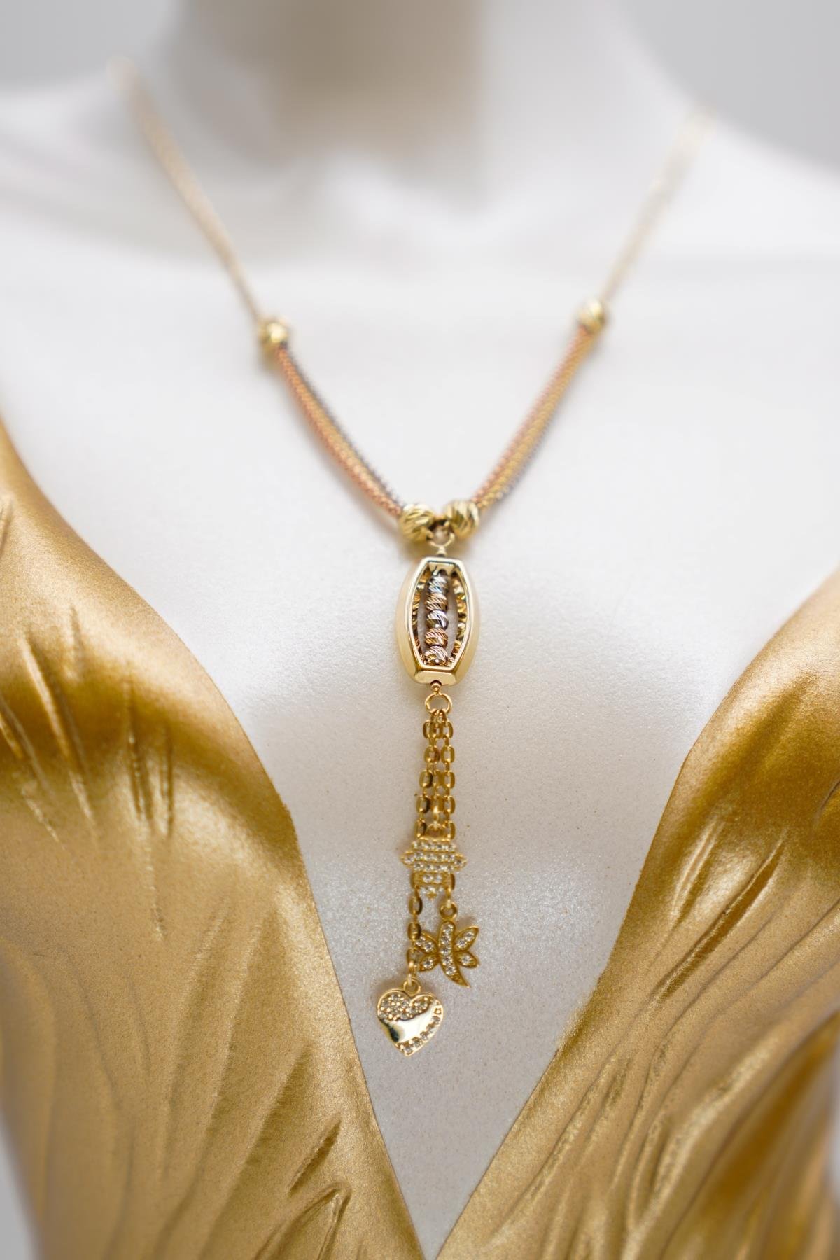 Dorika Detaylı 14 Ayar Altın Kolye – Üç Renkli Zincirli, Sallantılı ve Işıltılı Tasarım