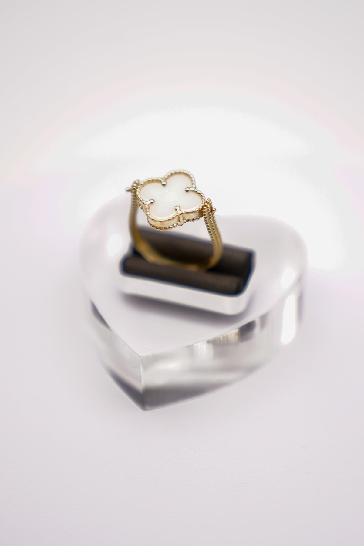 Dört Yaprak Formlu Beyaz Mine Detaylı Altın Yüzük – 14 Ayar Şık ve Modern Tasarım